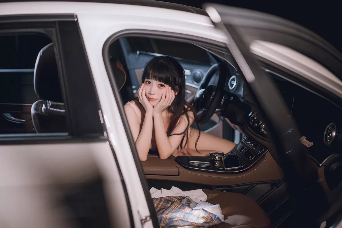 网络美女Usejan奔驰主题户外豪车里脱性感白T露粉色内衣秀完美身材诱惑写真40P