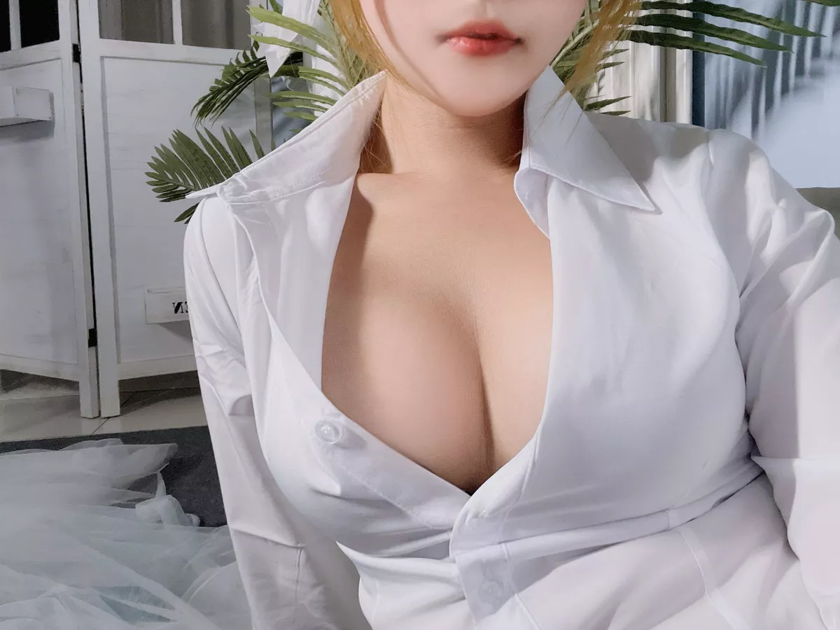网络美女Eloise软软OL主题性感白T配黑短裙半脱露超薄无内黑丝秀翘臀诱惑写真101P
