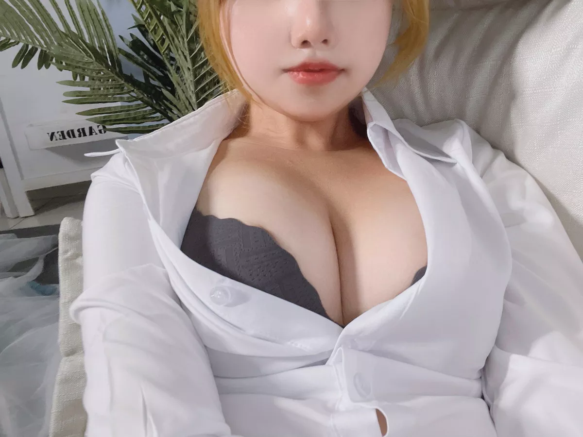 网络美女Eloise软软OL主题性感白T配黑短裙半脱露超薄无内黑丝秀翘臀诱惑写真101P