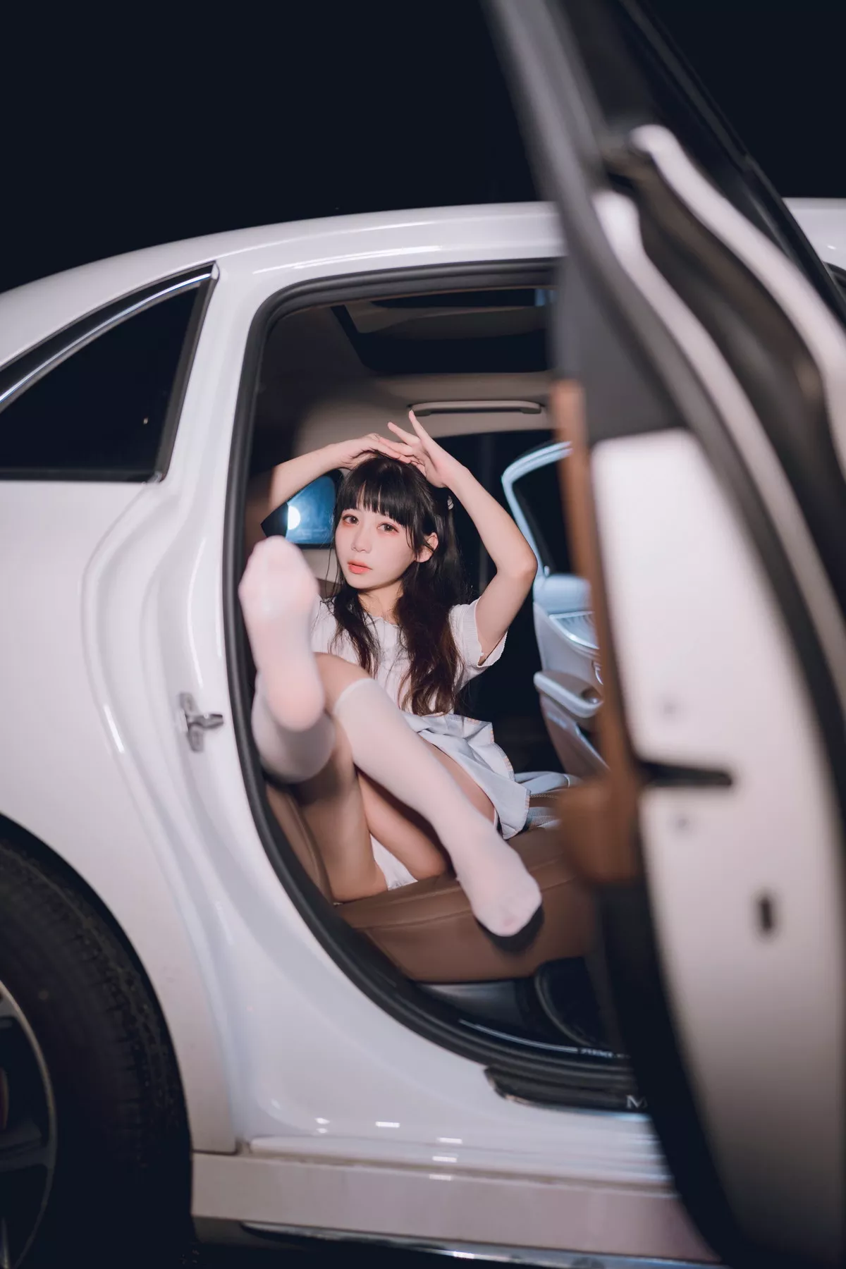 网络美女Usejan奔驰主题户外豪车里脱性感白T露粉色内衣秀完美身材诱惑写真40P