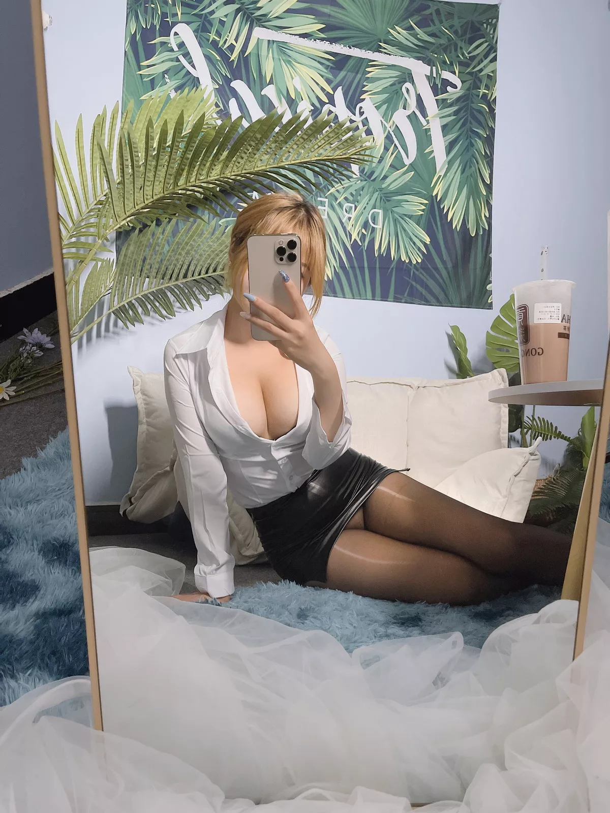 网络美女Eloise软软OL主题性感白T配黑短裙半脱露超薄无内黑丝秀翘臀诱惑写真101P