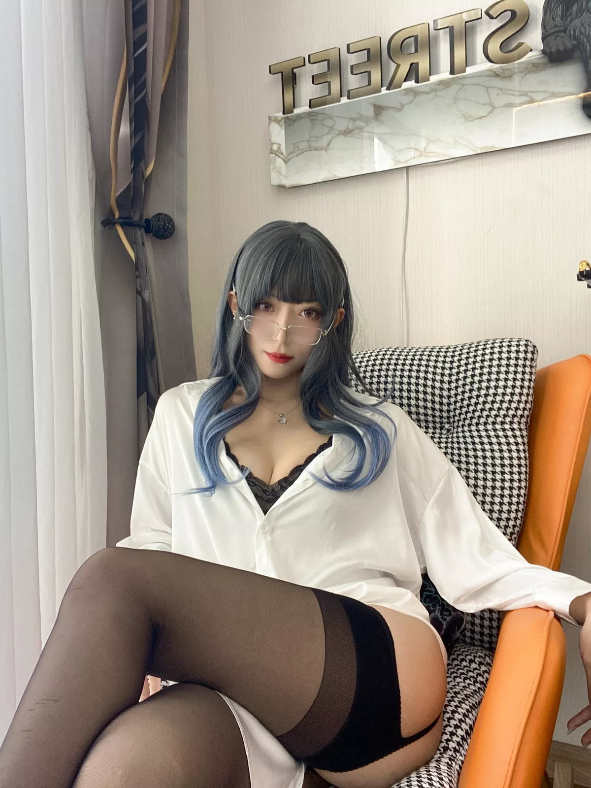 动漫博主Money冷冷衬衫裙主题私房性感白衬衫配黑丝吊袜秀翘臀美腿诱惑写真84P