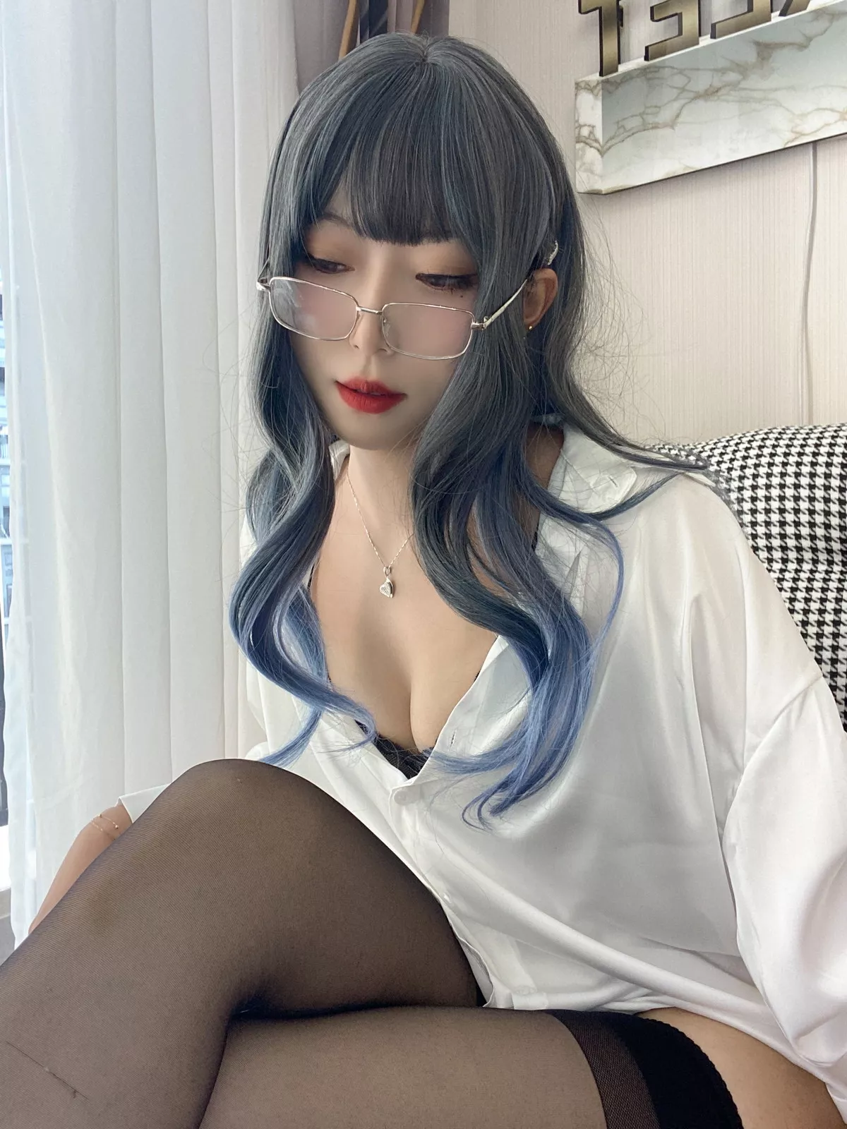 动漫博主Money冷冷衬衫裙主题私房性感白衬衫配黑丝吊袜秀翘臀美腿诱惑写真84P