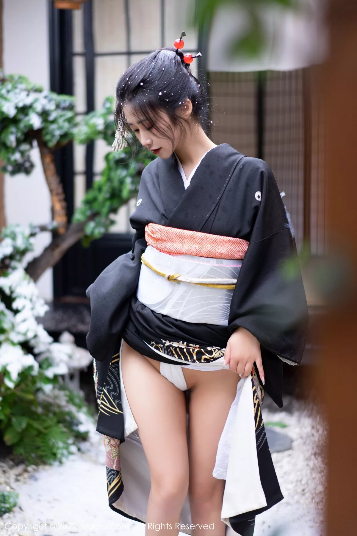 XiuRen第5932期_模特laura阿姣性感深色日式和服半脱秀柔美身材迷人诱惑写真74P
