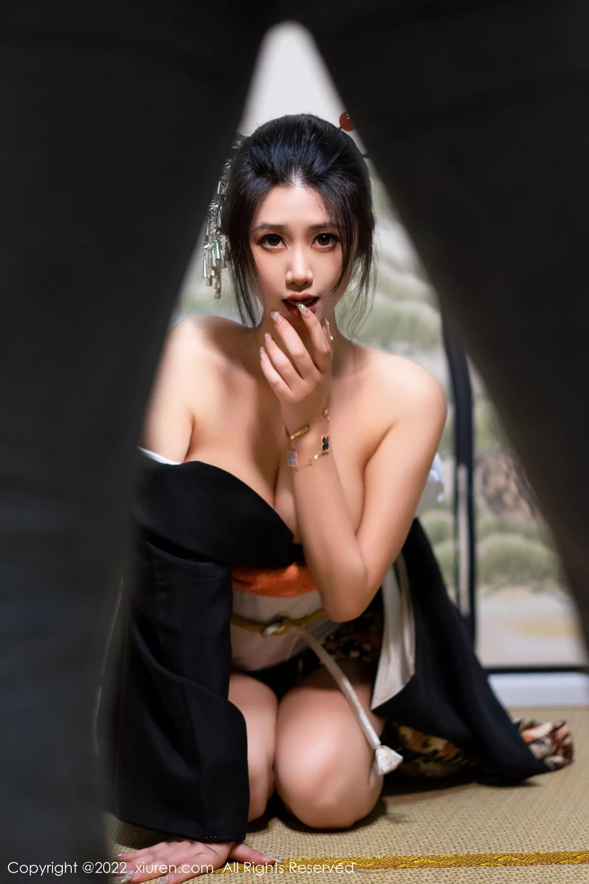 XiuRen第5932期_模特laura阿姣性感深色日式和服半脱秀柔美身材迷人诱惑写真74P
