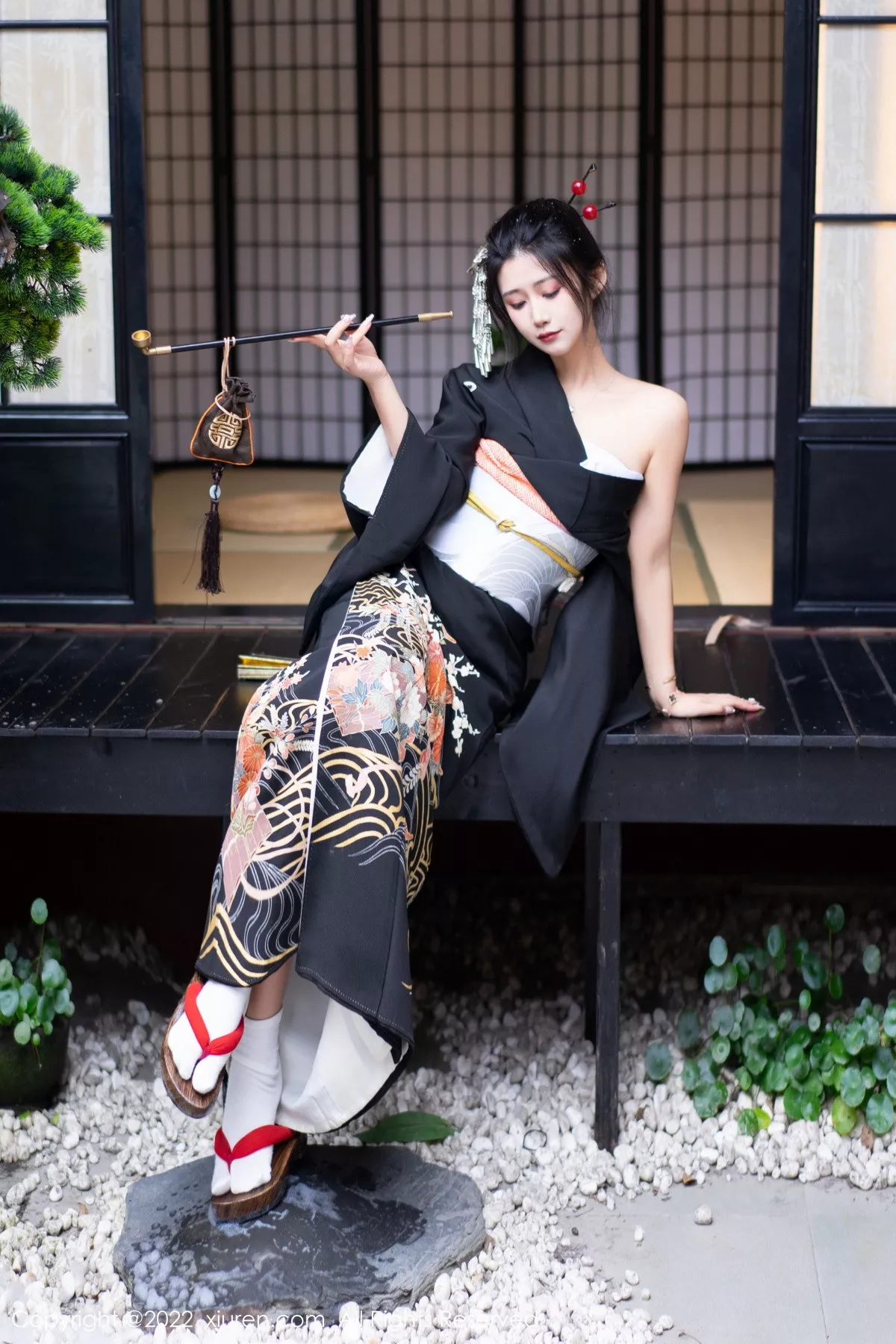 XiuRen第5932期_模特laura阿姣性感深色日式和服半脱秀柔美身材迷人诱惑写真74P