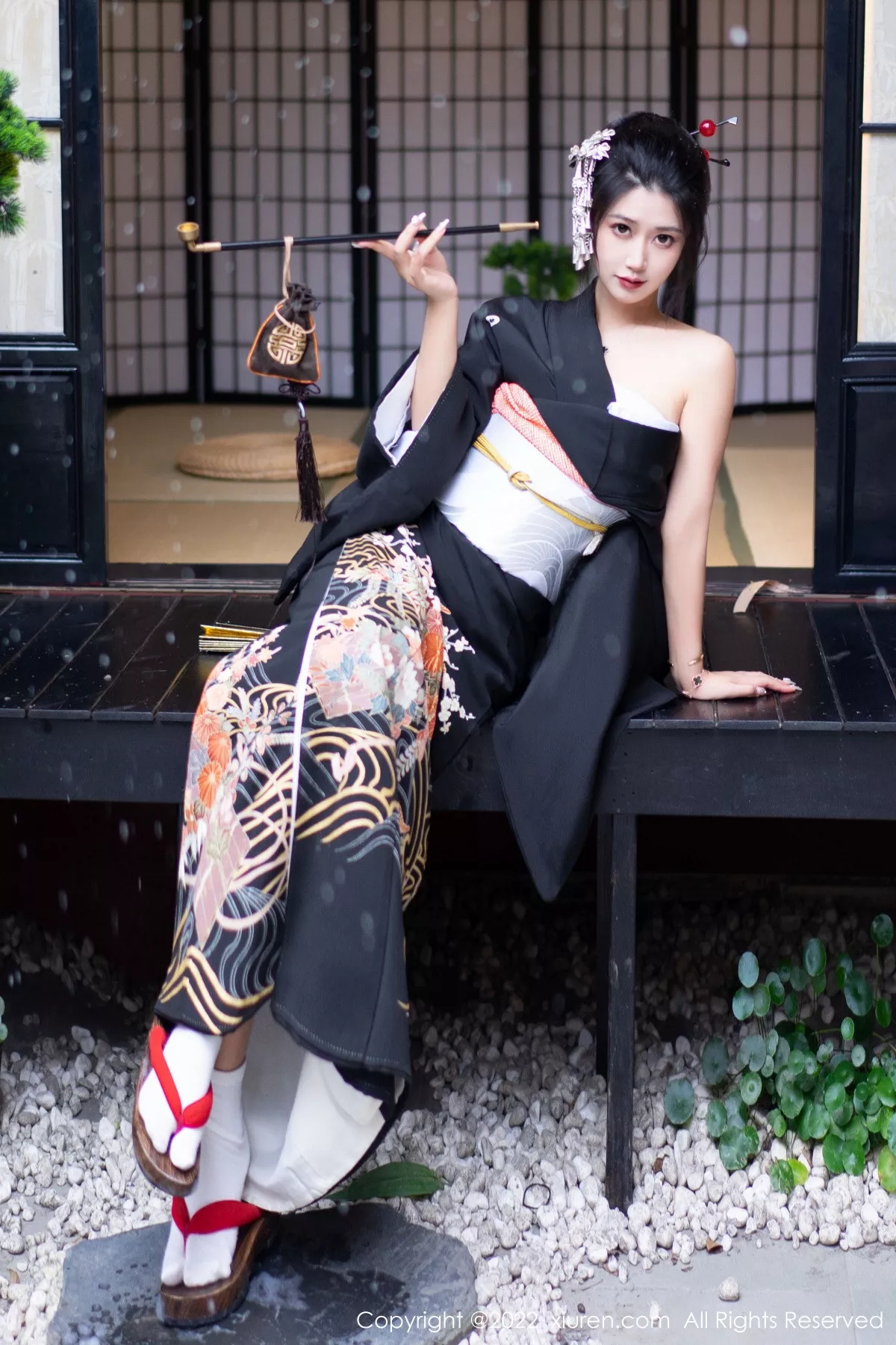 XiuRen第5932期_模特laura阿姣性感深色日式和服半脱秀柔美身材迷人诱惑写真74P