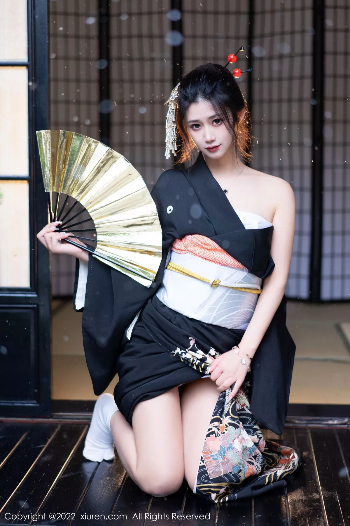 XiuRen第5932期_模特laura阿姣性感深色日式和服半脱秀柔美身材迷人诱惑写真74P