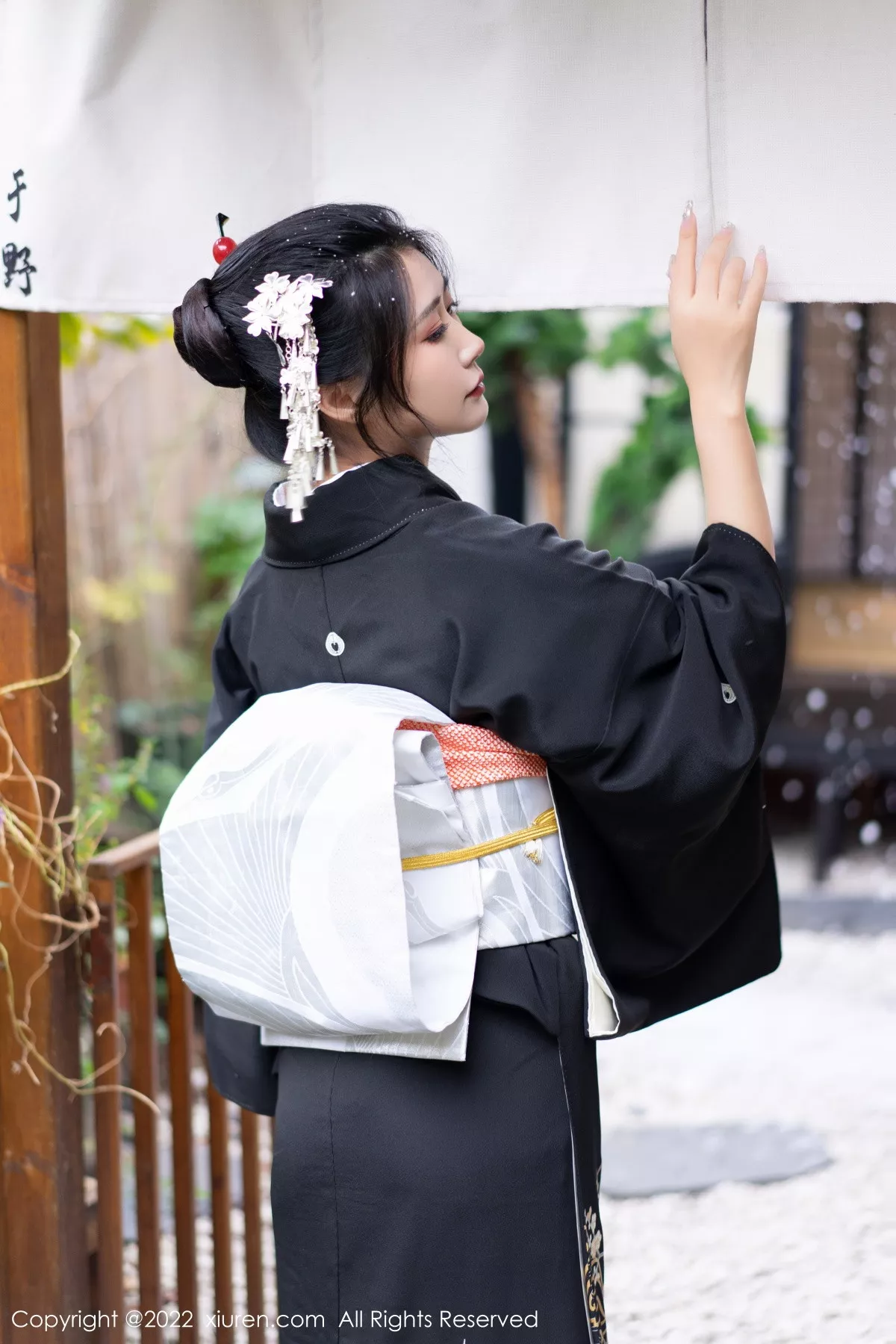 XiuRen第5932期_模特laura阿姣性感深色日式和服半脱秀柔美身材迷人诱惑写真74P