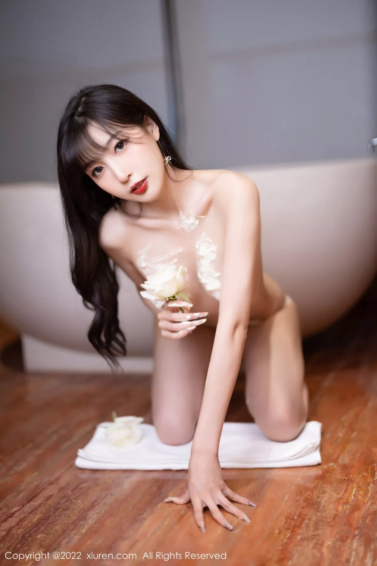 XiuRen第5934期_模特林星阑紫色露肩上衣配白短裙露蕾丝内衣开档肉丝诱惑写真81P