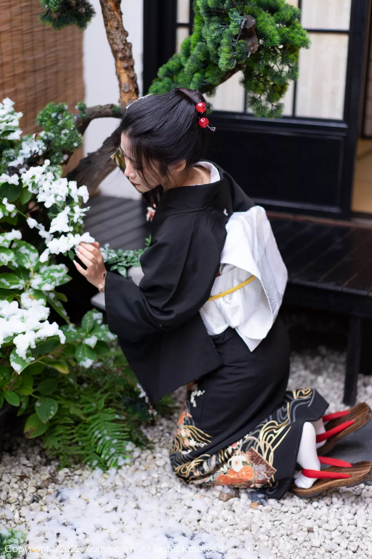 XiuRen第5932期_模特laura阿姣性感深色日式和服半脱秀柔美身材迷人诱惑写真74P