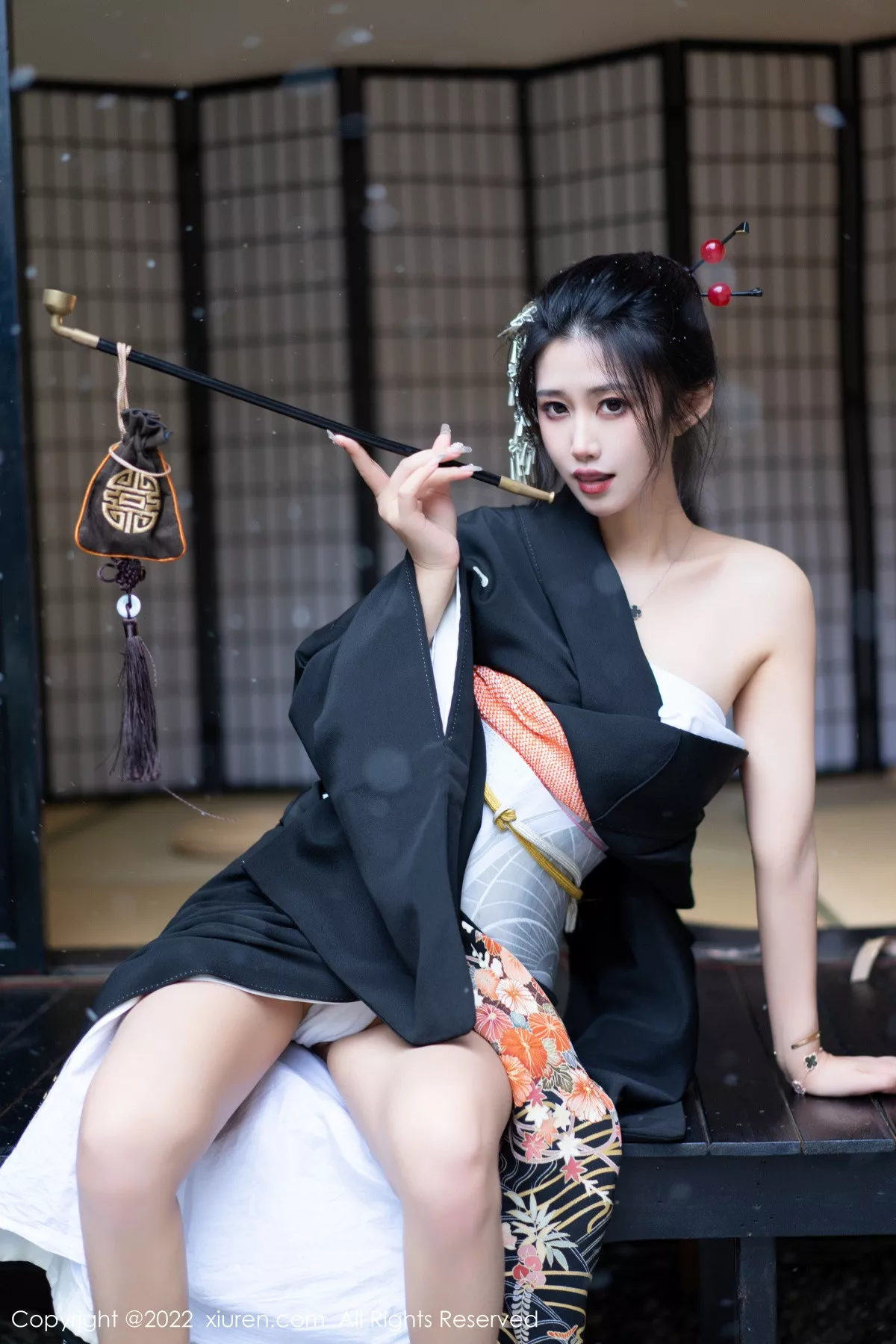 XiuRen第5932期_模特laura阿姣性感深色日式和服半脱秀柔美身材迷人诱惑写真74P