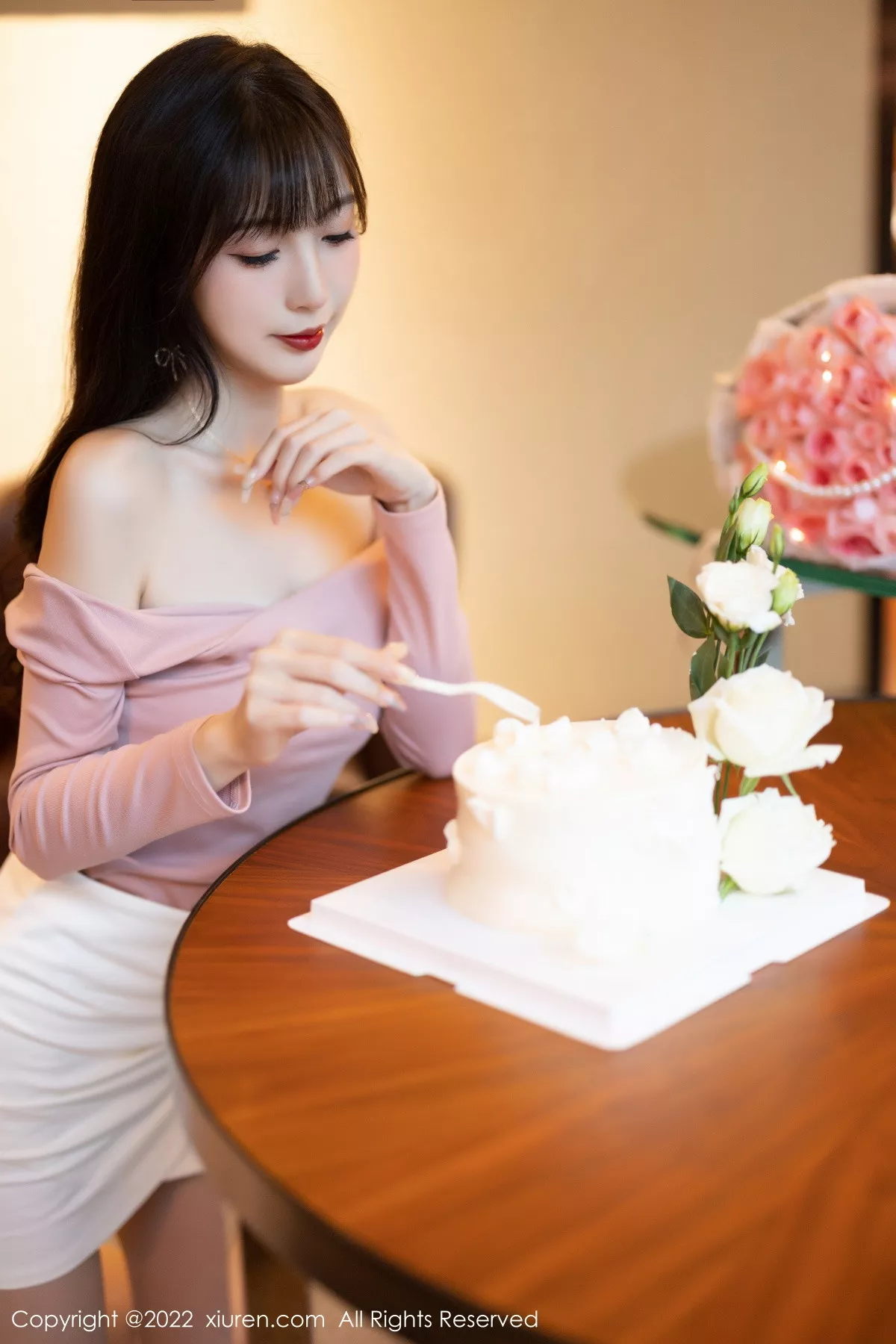 XiuRen第5934期_模特林星阑紫色露肩上衣配白短裙露蕾丝内衣开档肉丝诱惑写真81P
