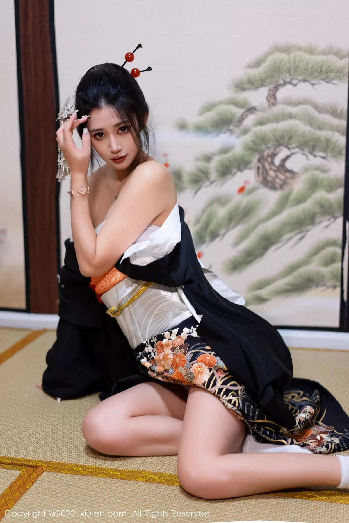 XiuRen第5932期_模特laura阿姣性感深色日式和服半脱秀柔美身材迷人诱惑写真74P