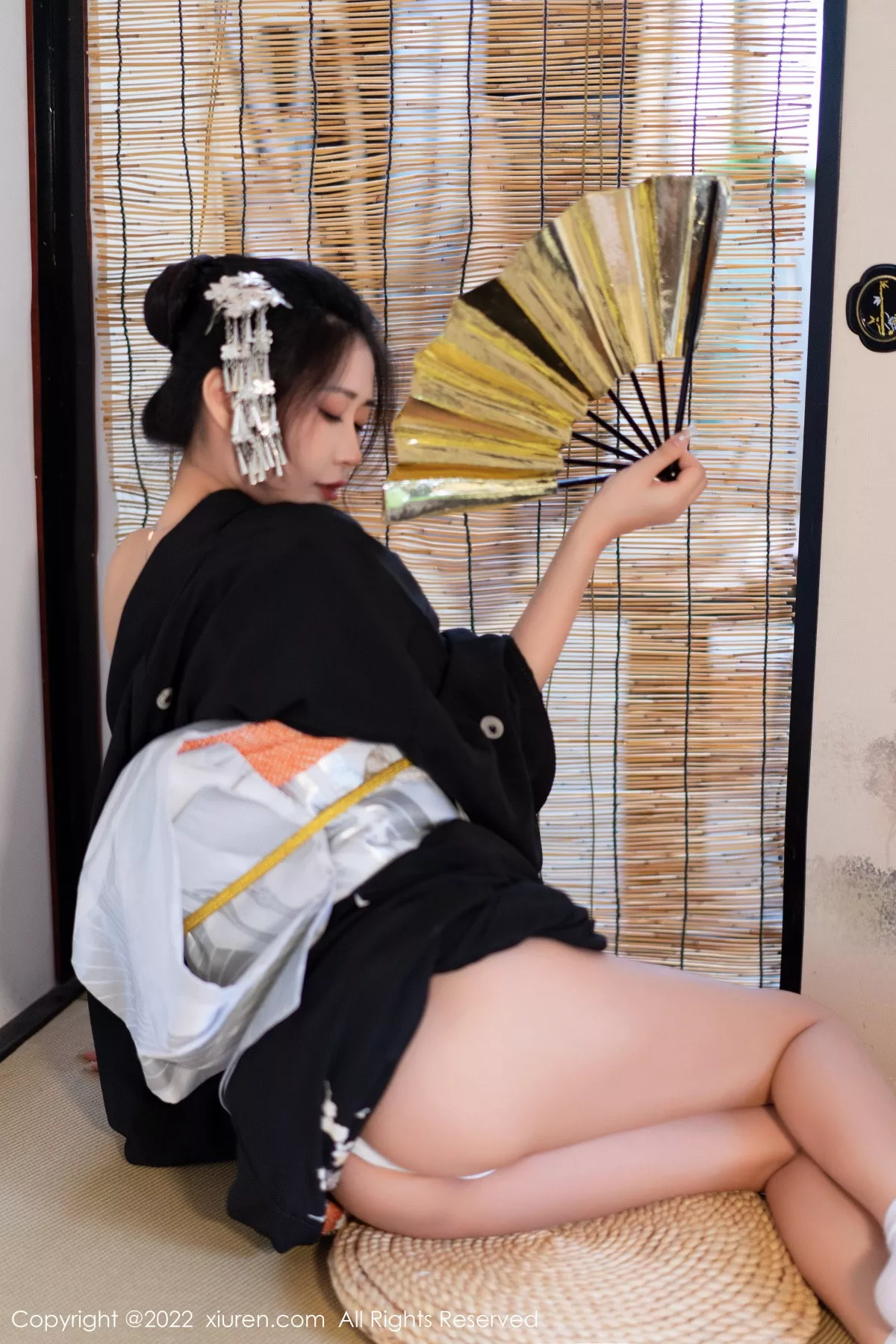XiuRen第5932期_模特laura阿姣性感深色日式和服半脱秀柔美身材迷人诱惑写真74P