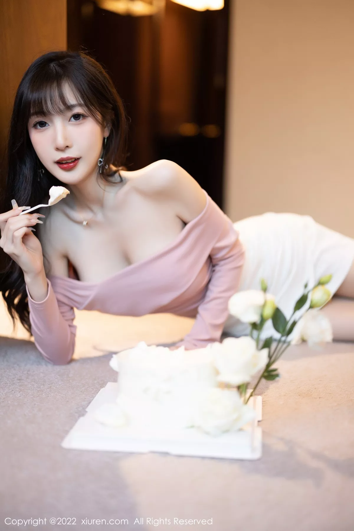 XiuRen第5934期_模特林星阑紫色露肩上衣配白短裙露蕾丝内衣开档肉丝诱惑写真81P