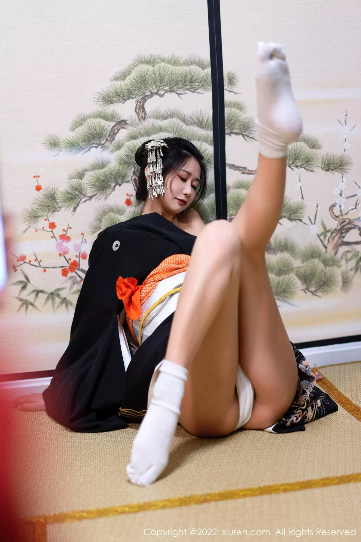 XiuRen第5932期_模特laura阿姣性感深色日式和服半脱秀柔美身材迷人诱惑写真74P