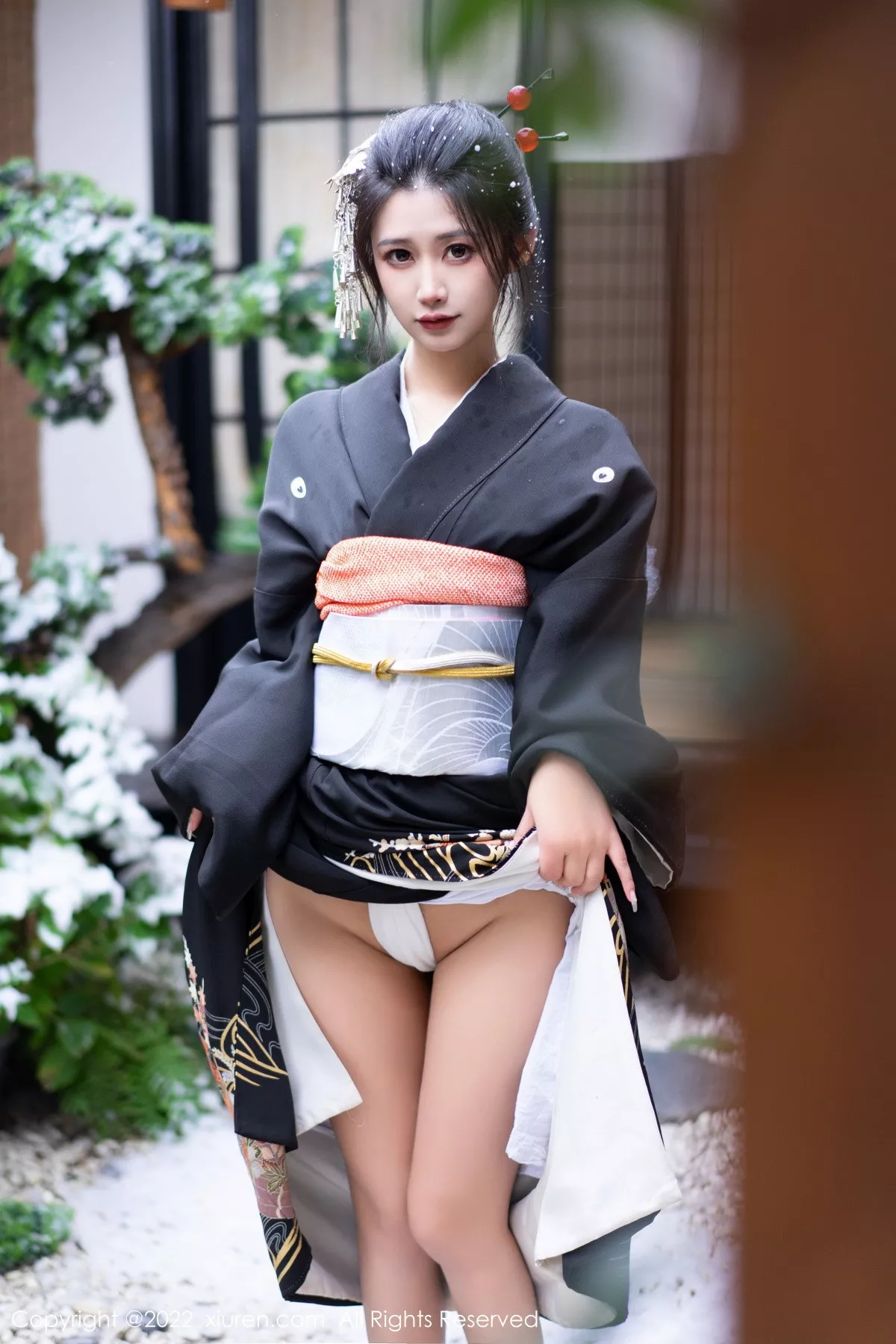XiuRen第5932期_模特laura阿姣性感深色日式和服半脱秀柔美身材迷人诱惑写真74P
