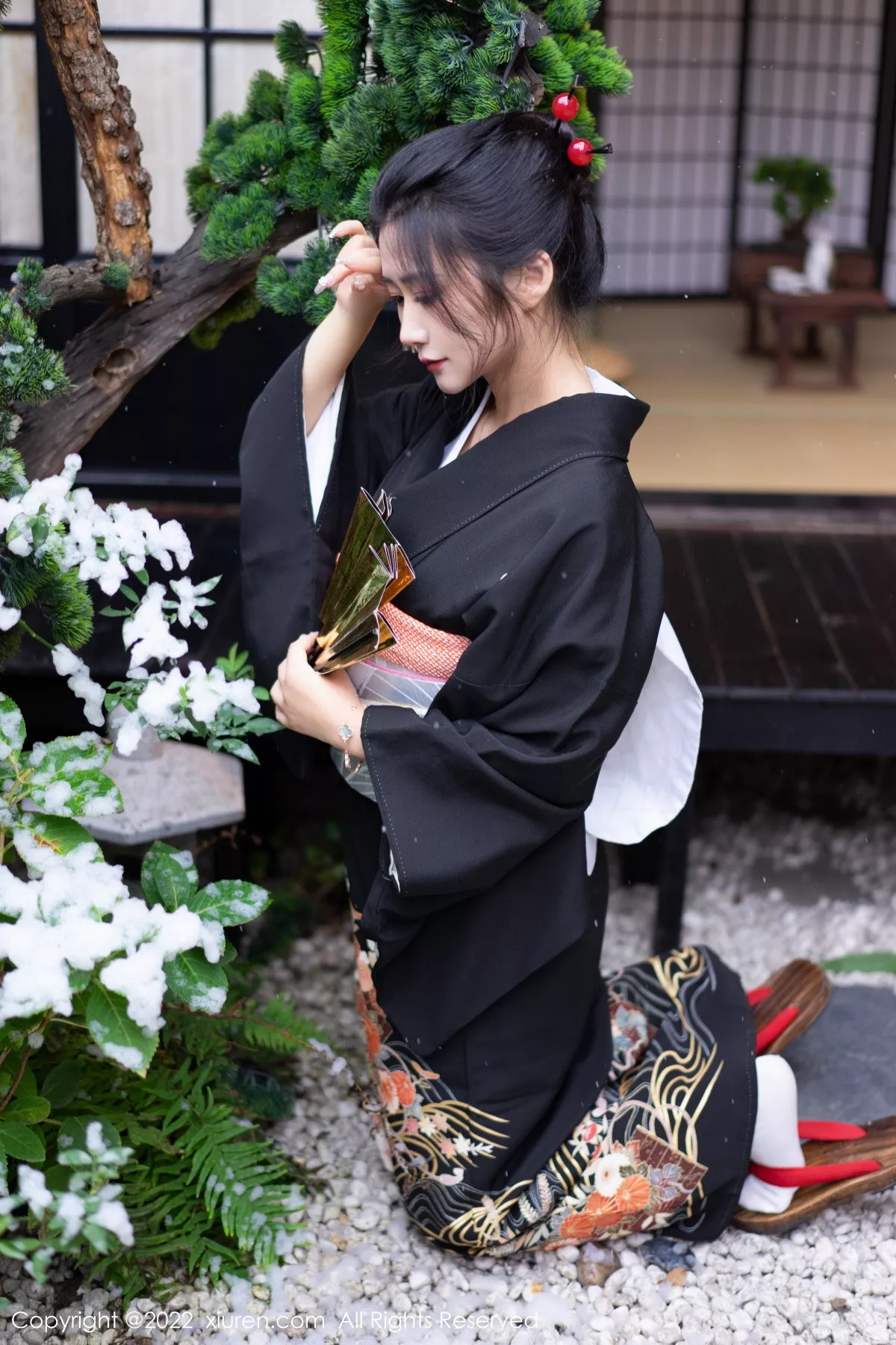 XiuRen第5932期_模特laura阿姣性感深色日式和服半脱秀柔美身材迷人诱惑写真74P