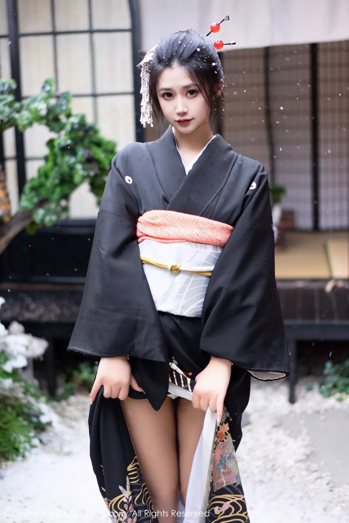 XiuRen第5932期_模特laura阿姣性感深色日式和服半脱秀柔美身材迷人诱惑写真74P