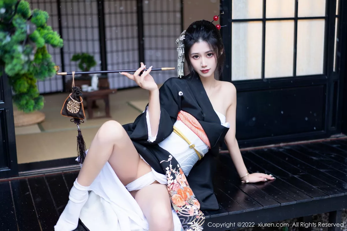 XiuRen第5932期_模特laura阿姣性感深色日式和服半脱秀柔美身材迷人诱惑写真74P