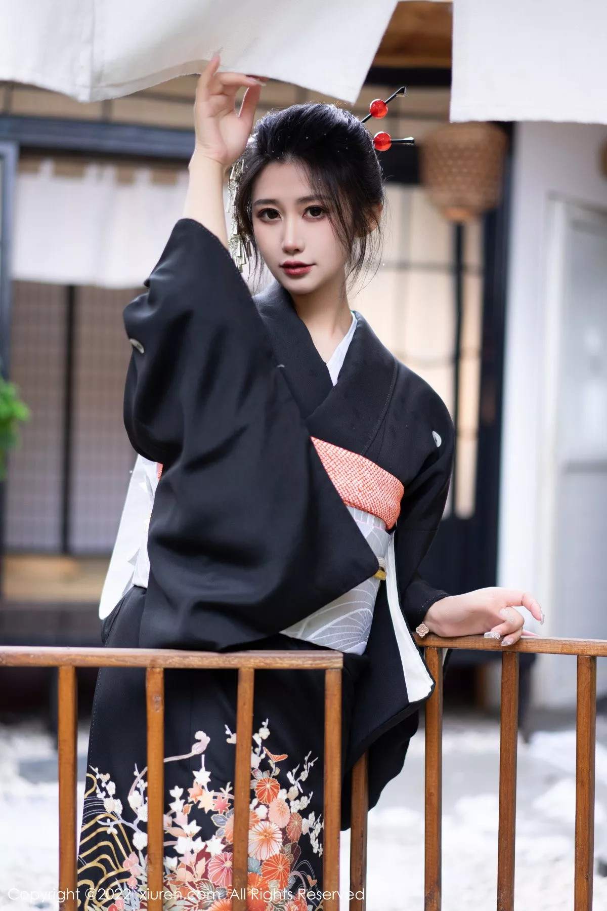 XiuRen第5932期_模特laura阿姣性感深色日式和服半脱秀柔美身材迷人诱惑写真74P