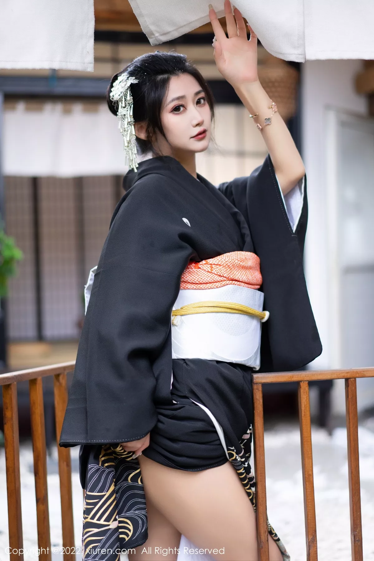 XiuRen第5932期_模特laura阿姣性感深色日式和服半脱秀柔美身材迷人诱惑写真74P
