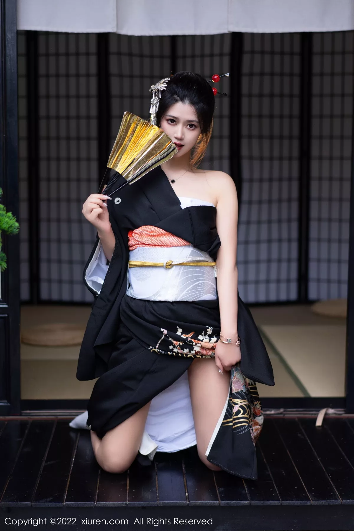 XiuRen第5932期_模特laura阿姣性感深色日式和服半脱秀柔美身材迷人诱惑写真74P
