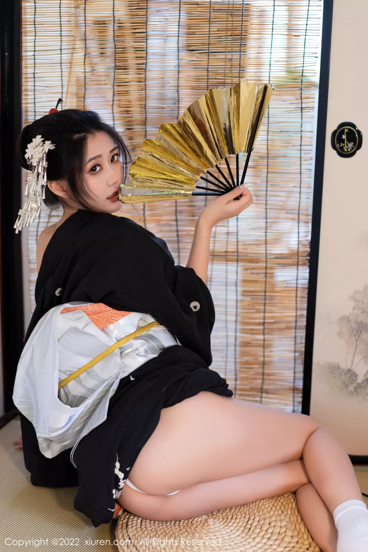 XiuRen第5932期_模特laura阿姣性感深色日式和服半脱秀柔美身材迷人诱惑写真74P