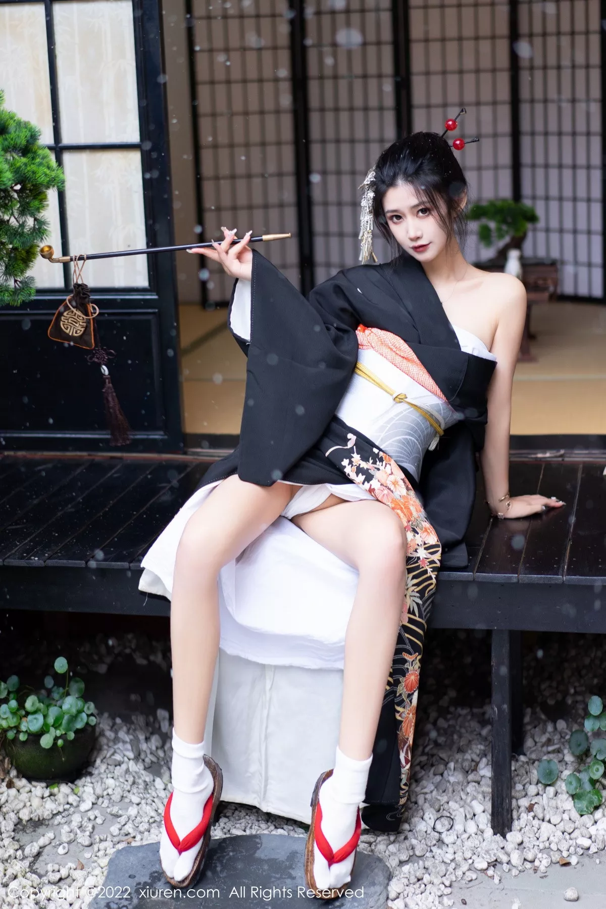XiuRen第5932期_模特laura阿姣性感深色日式和服半脱秀柔美身材迷人诱惑写真74P