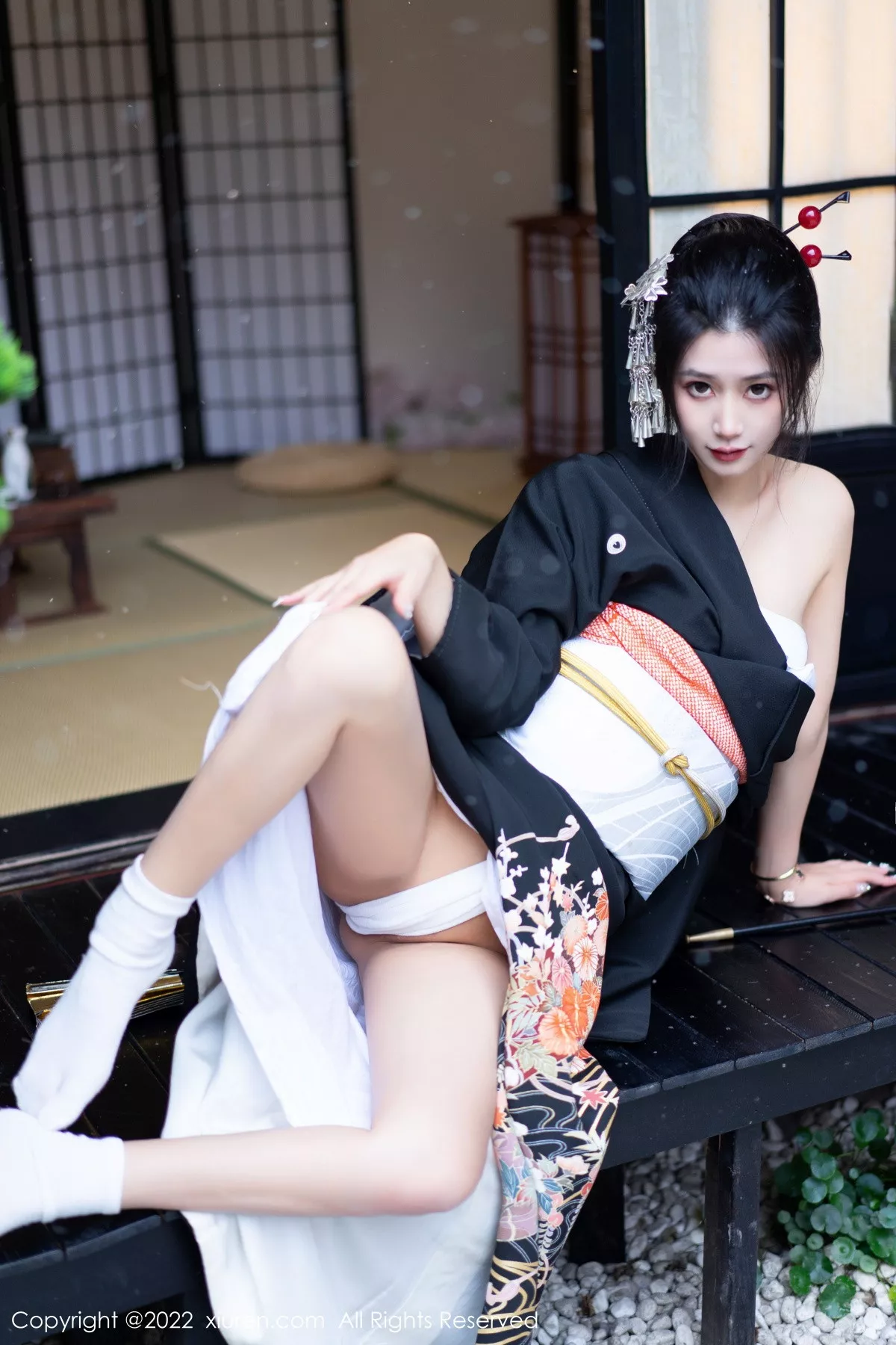 XiuRen第5932期_模特laura阿姣性感深色日式和服半脱秀柔美身材迷人诱惑写真74P