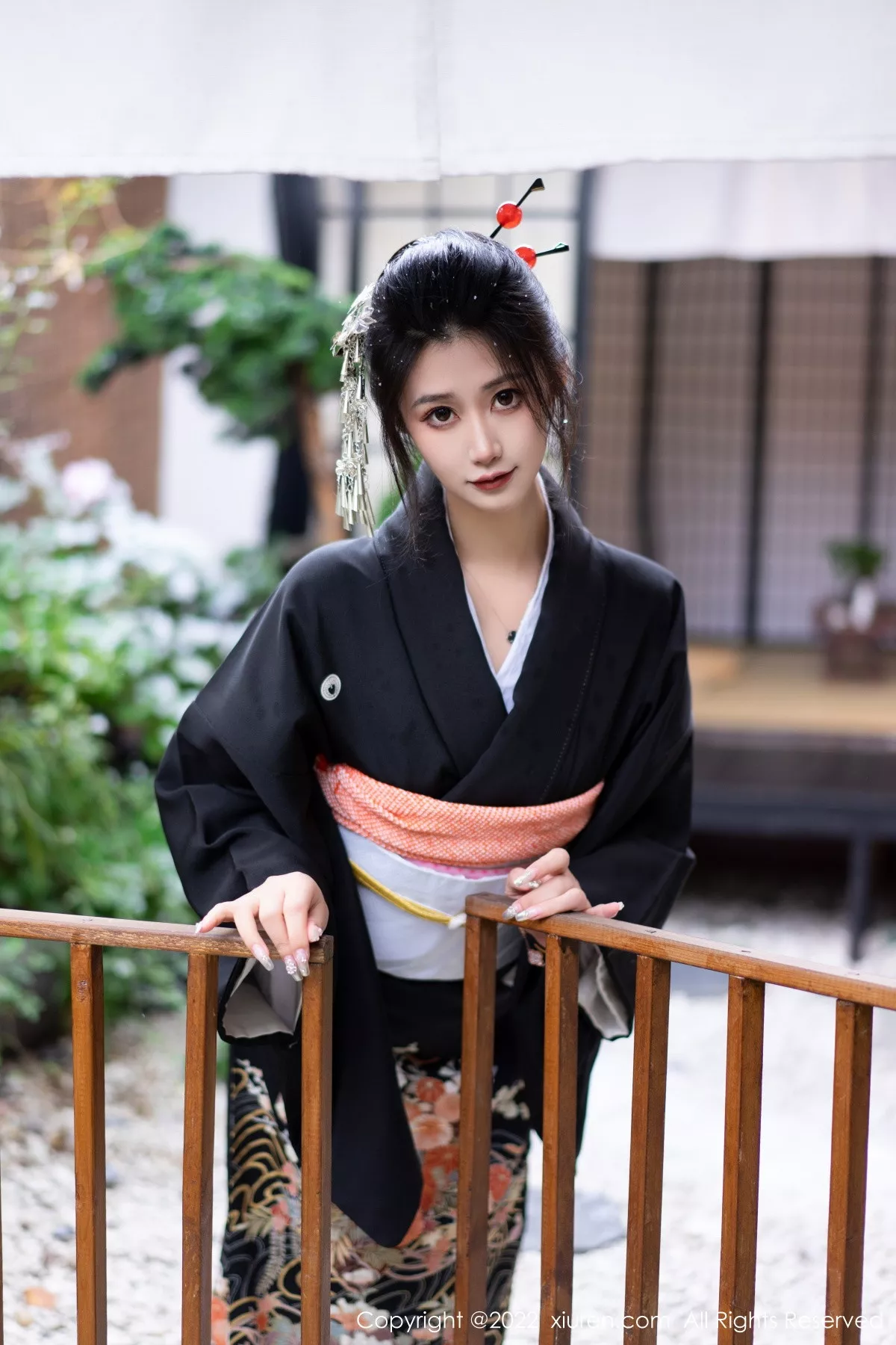 XiuRen第5932期_模特laura阿姣性感深色日式和服半脱秀柔美身材迷人诱惑写真74P