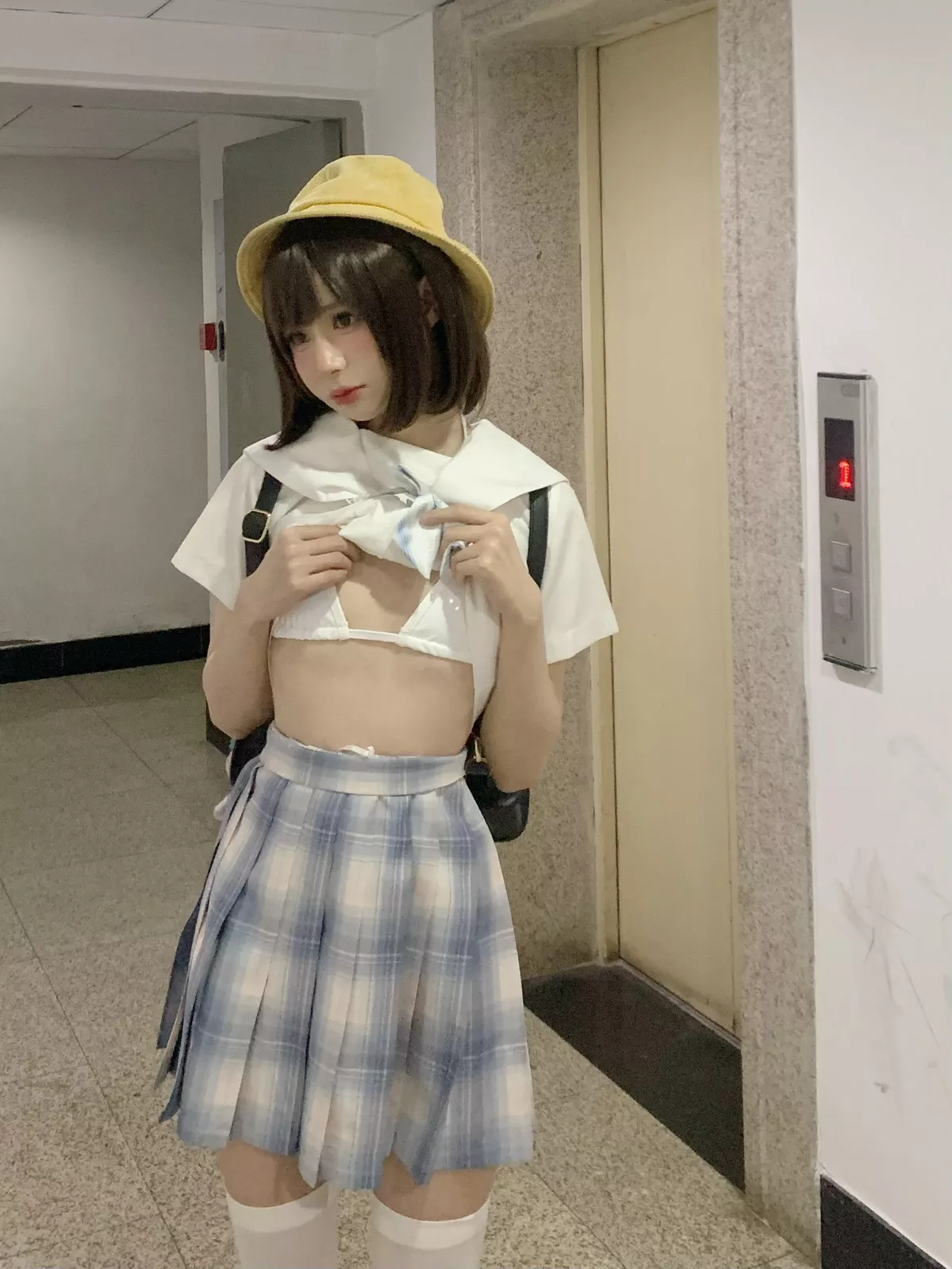 网络美女西园寺南歌主人的任务主题户外性感JK制服半脱露白色皮质内衣诱惑写真40P