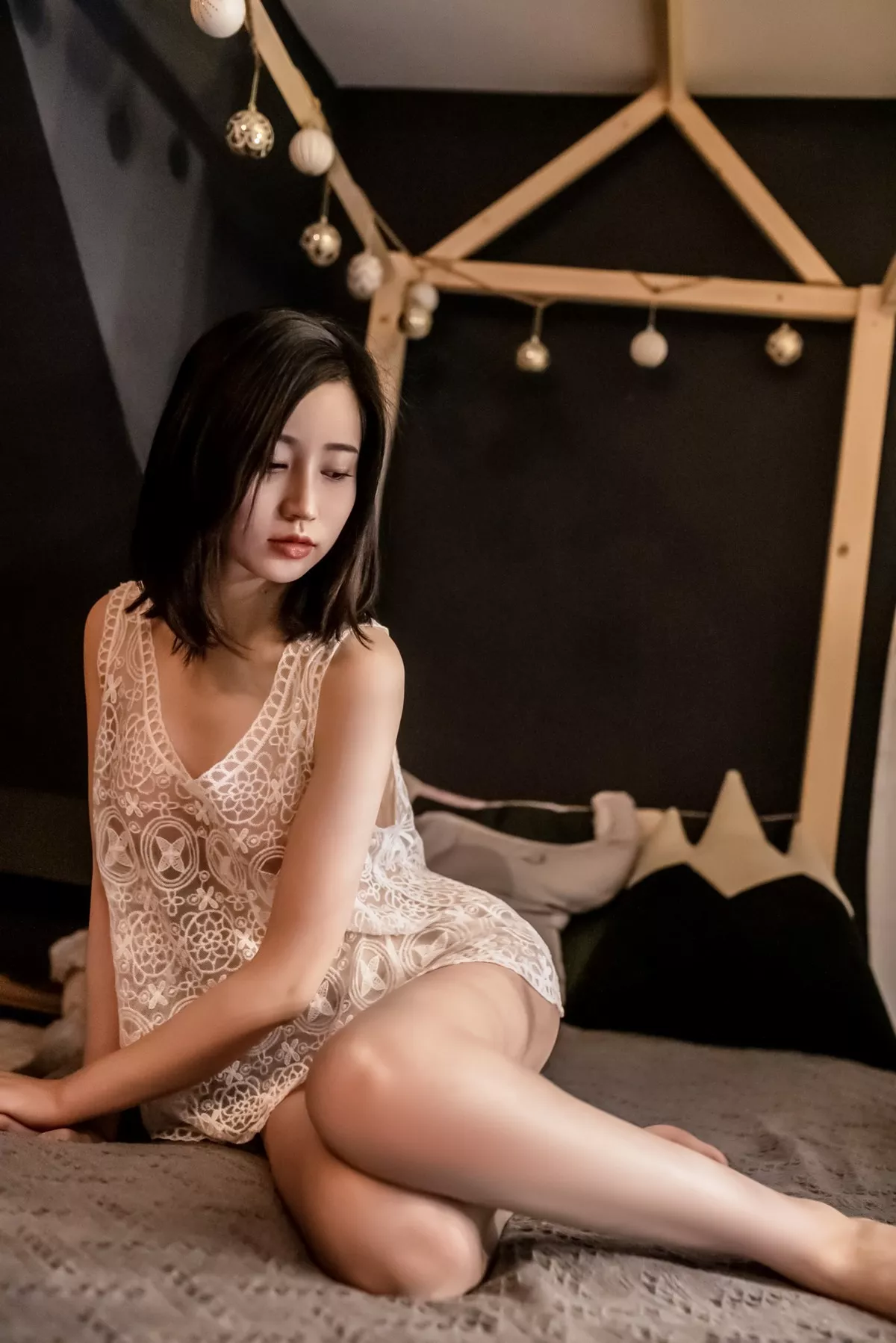 网络美女年年Nnian白色网衫主题私房床上性感白色缕空上衣秀惹火身材诱惑写真44P