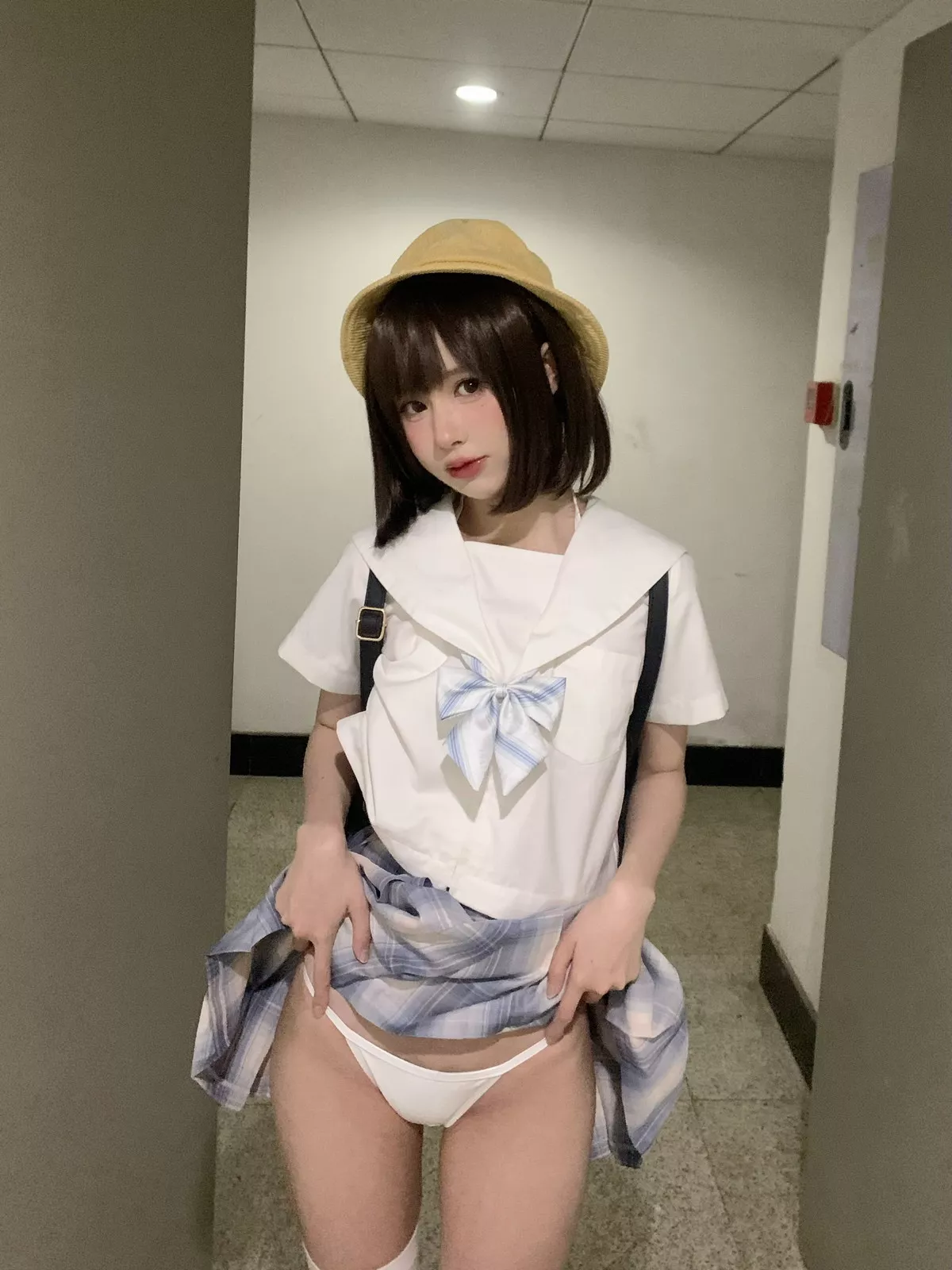网络美女西园寺南歌主人的任务主题户外性感JK制服半脱露白色皮质内衣诱惑写真40P