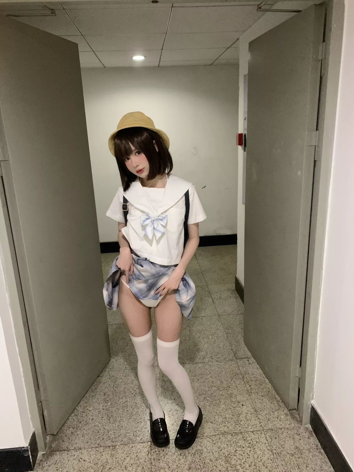 网络美女西园寺南歌主人的任务主题户外性感JK制服半脱露白色皮质内衣诱惑写真40P