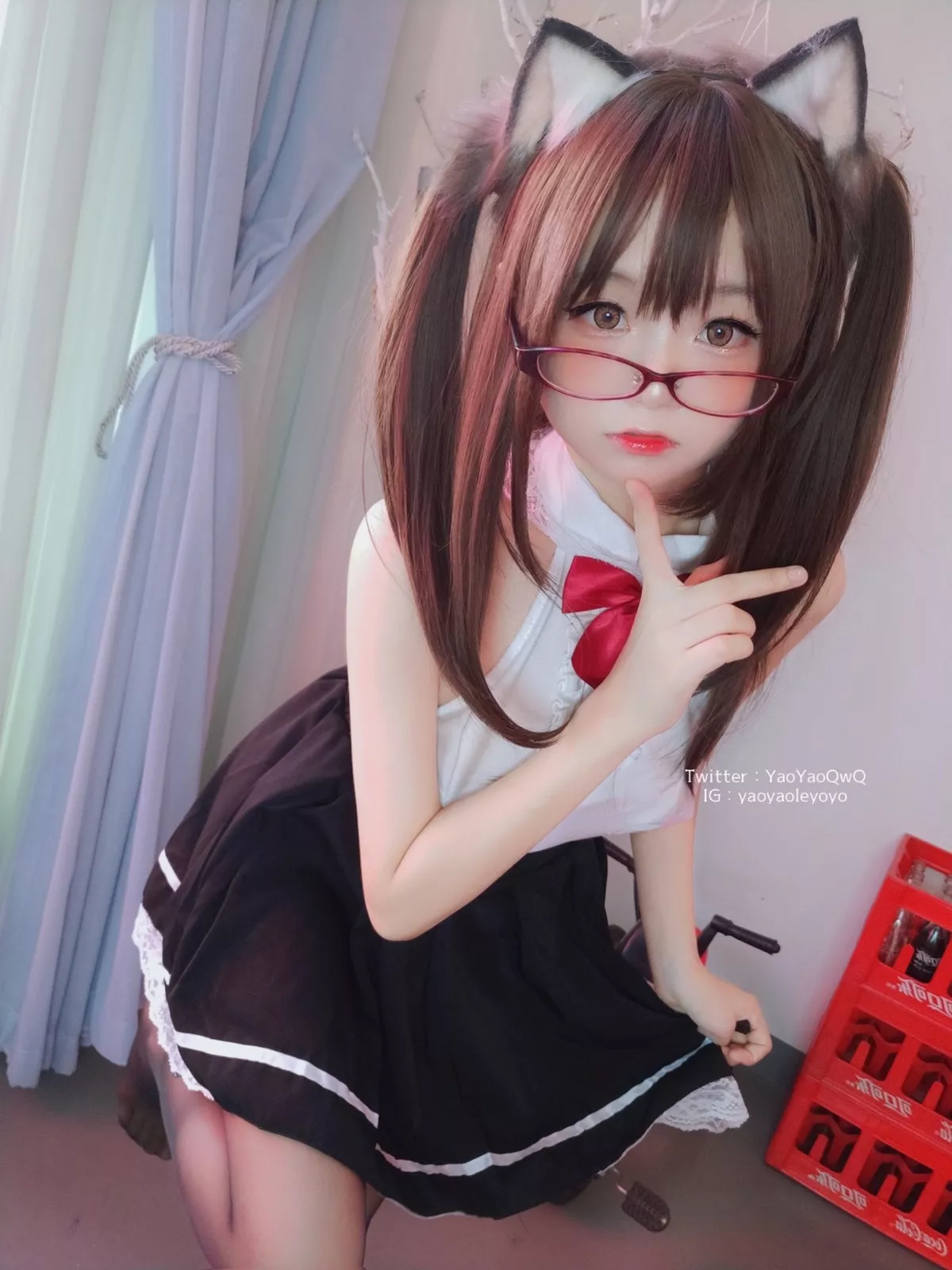 网络美女软妹摇摇乐黑色紧身衣主题性感黑色短裙下超薄黑丝秀翘臀美腿诱惑写真100P