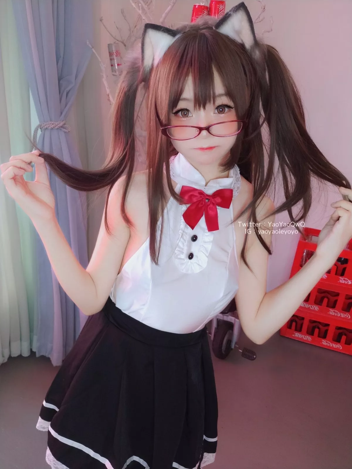 网络美女软妹摇摇乐黑色紧身衣主题性感黑色短裙下超薄黑丝秀翘臀美腿诱惑写真100P