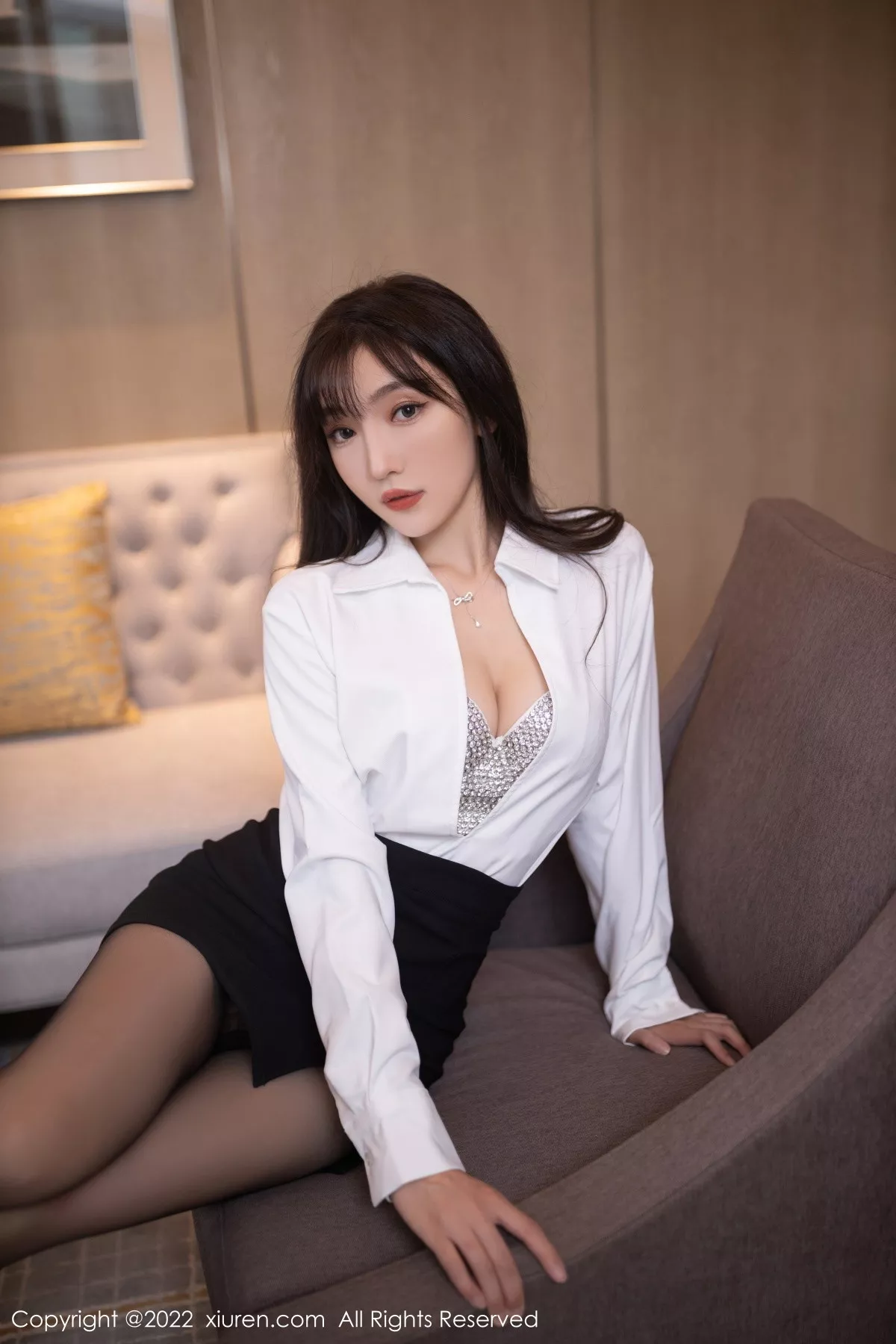 XiuRen第5940期_模特陆萱萱白色上衣配黑色短裙露性感镶砖内衣迷人诱惑写真78P