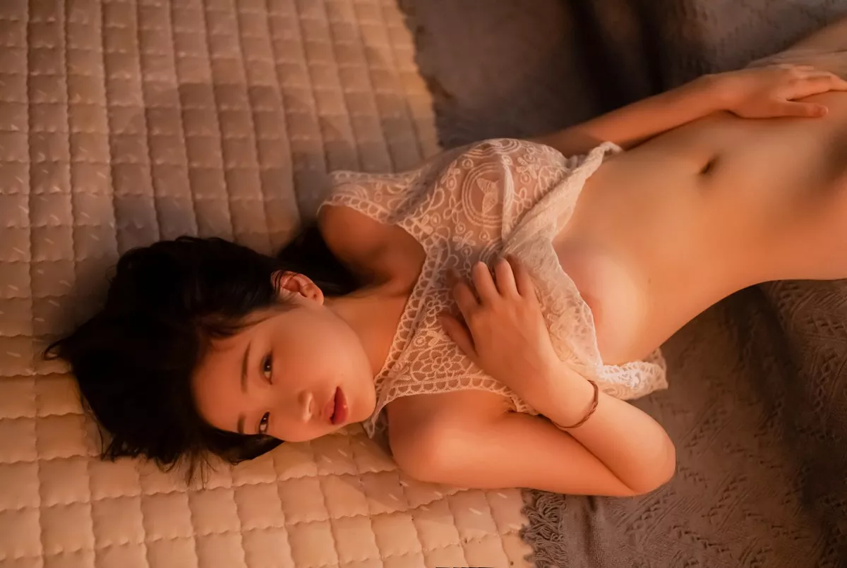 网络美女年年Nnian白色网衫主题私房床上性感白色缕空上衣秀惹火身材诱惑写真44P