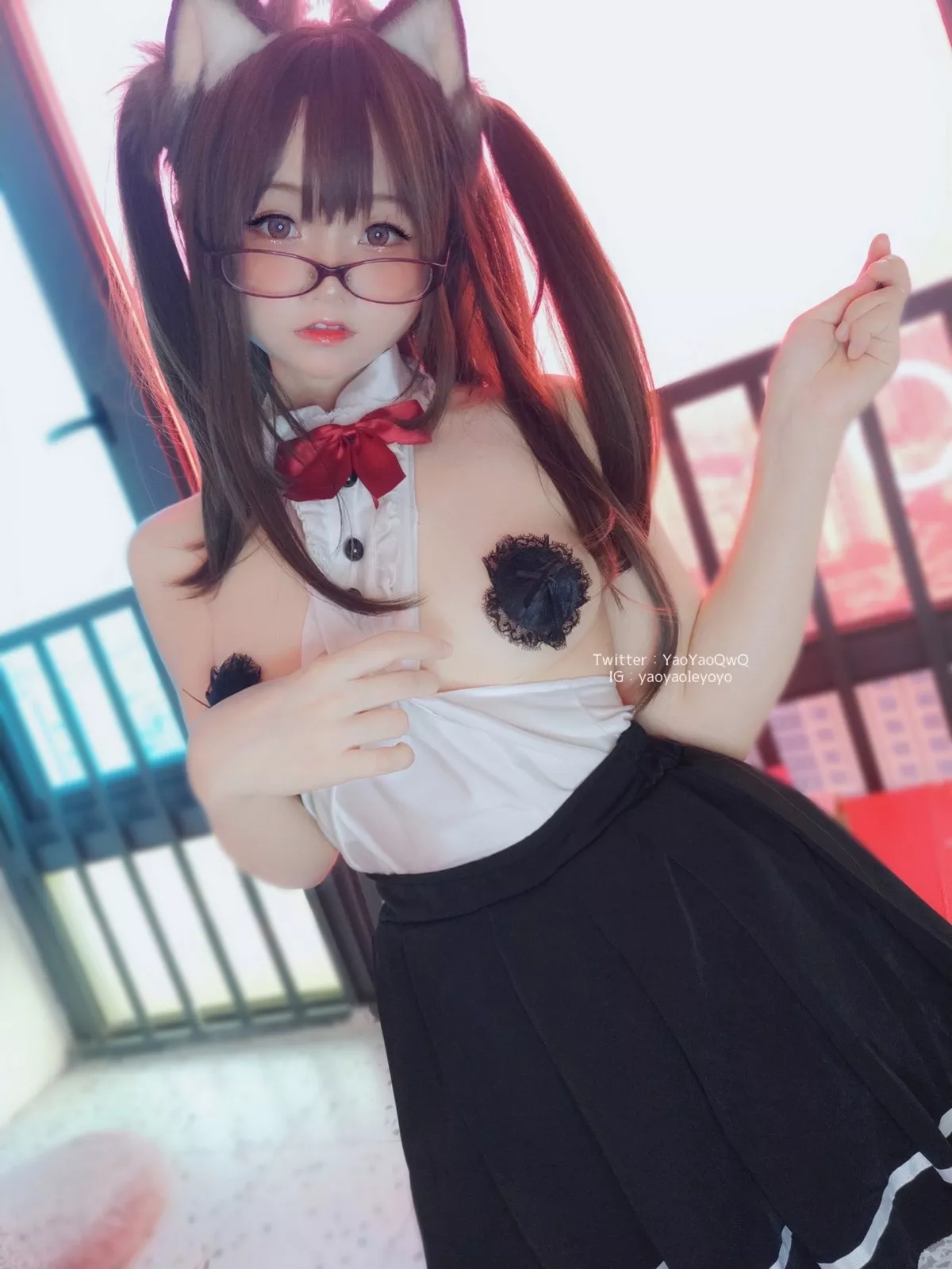 网络美女软妹摇摇乐黑色紧身衣主题性感黑色短裙下超薄黑丝秀翘臀美腿诱惑写真100P