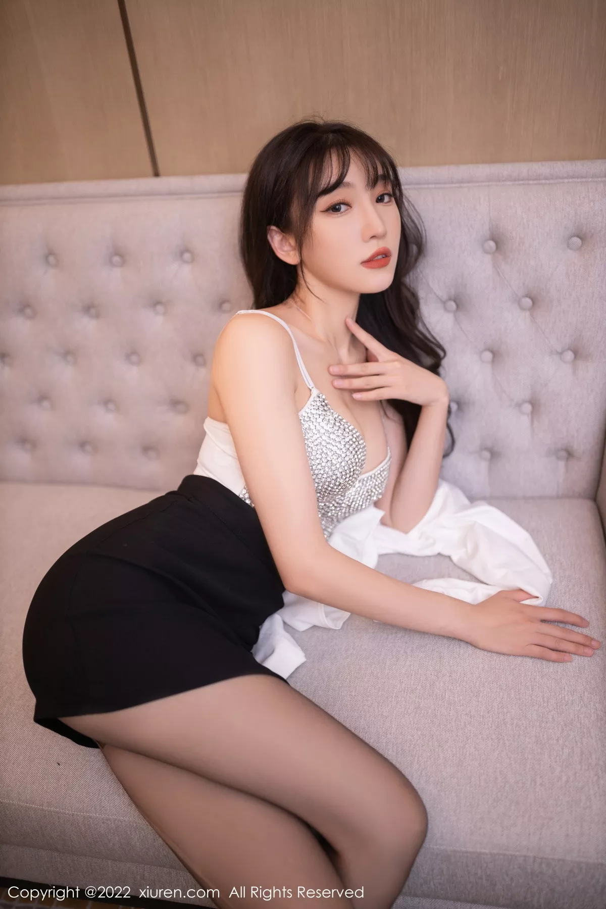 XiuRen第5940期_模特陆萱萱白色上衣配黑色短裙露性感镶砖内衣迷人诱惑写真78P