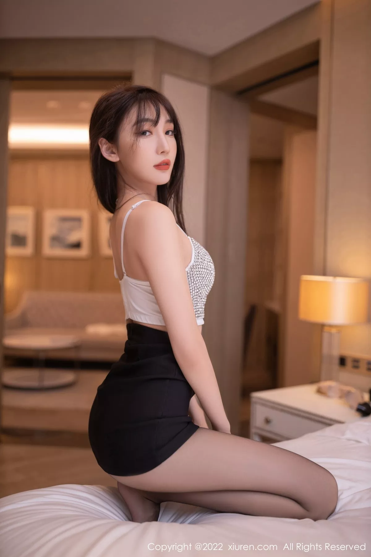 XiuRen第5940期_模特陆萱萱白色上衣配黑色短裙露性感镶砖内衣迷人诱惑写真78P