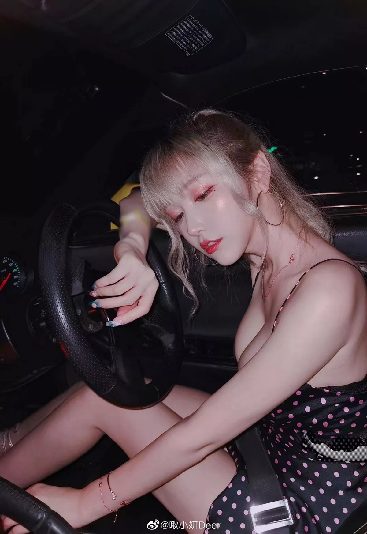 人气Coser啾小妍日常系列精选主题多套性感服饰秀完美身材靓丽迷人写真233P