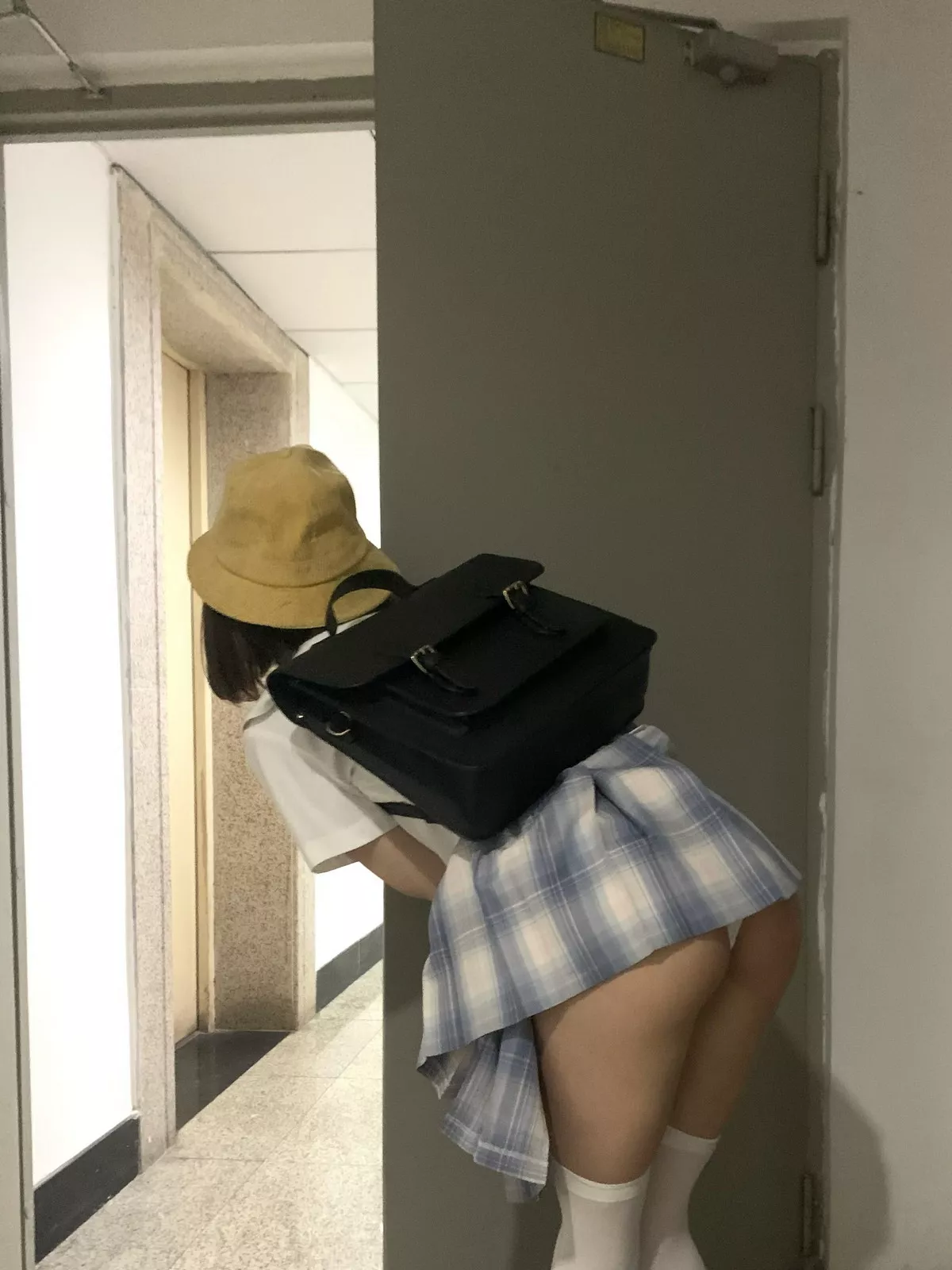 网络美女西园寺南歌主人的任务主题户外性感JK制服半脱露白色皮质内衣诱惑写真40P