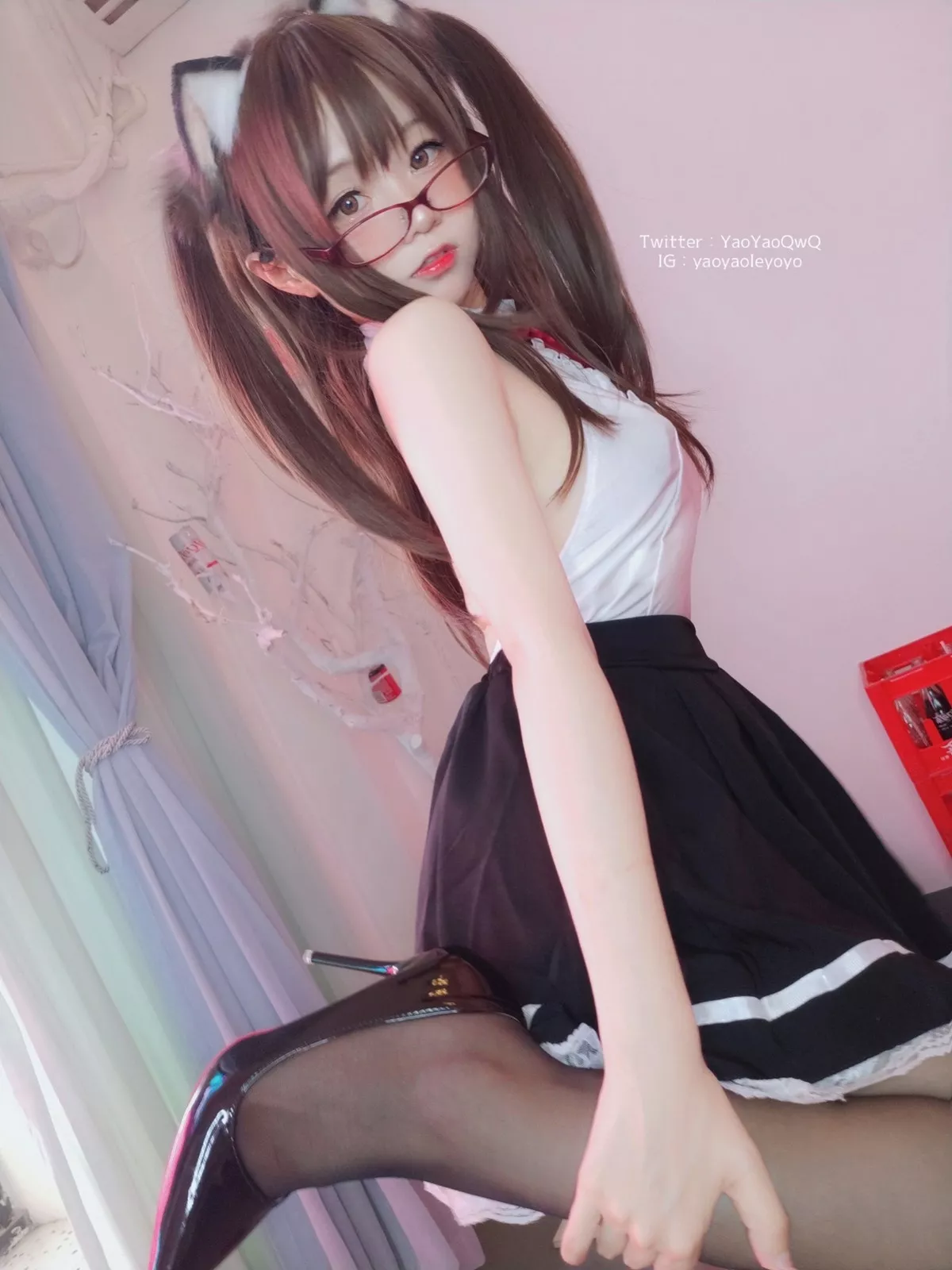 网络美女软妹摇摇乐黑色紧身衣主题性感黑色短裙下超薄黑丝秀翘臀美腿诱惑写真100P