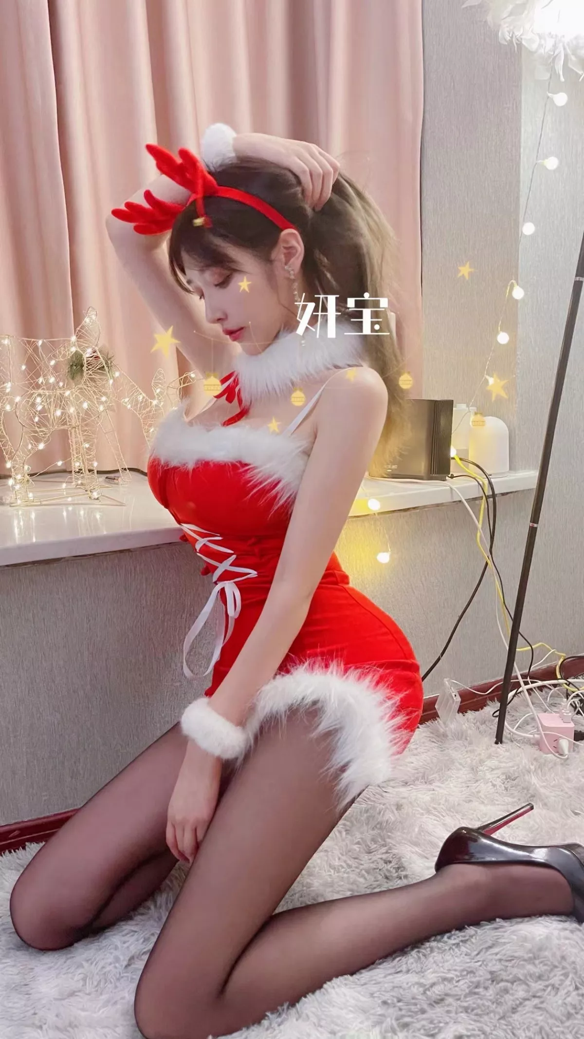 人气Coser啾小妍日常系列精选主题多套性感服饰秀完美身材靓丽迷人写真233P