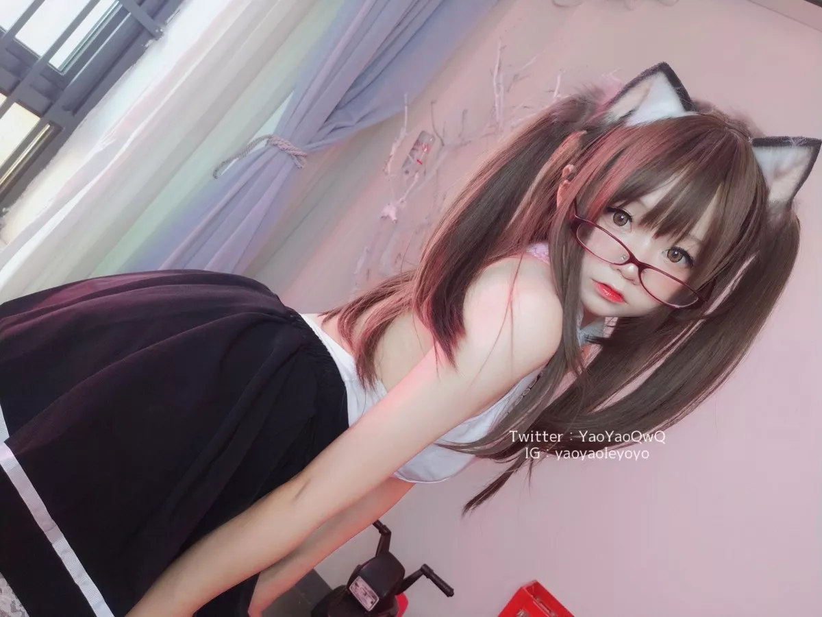 网络美女软妹摇摇乐黑色紧身衣主题性感黑色短裙下超薄黑丝秀翘臀美腿诱惑写真100P