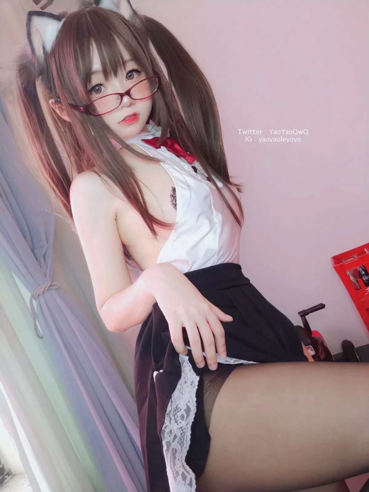 网络美女软妹摇摇乐黑色紧身衣主题性感黑色短裙下超薄黑丝秀翘臀美腿诱惑写真100P