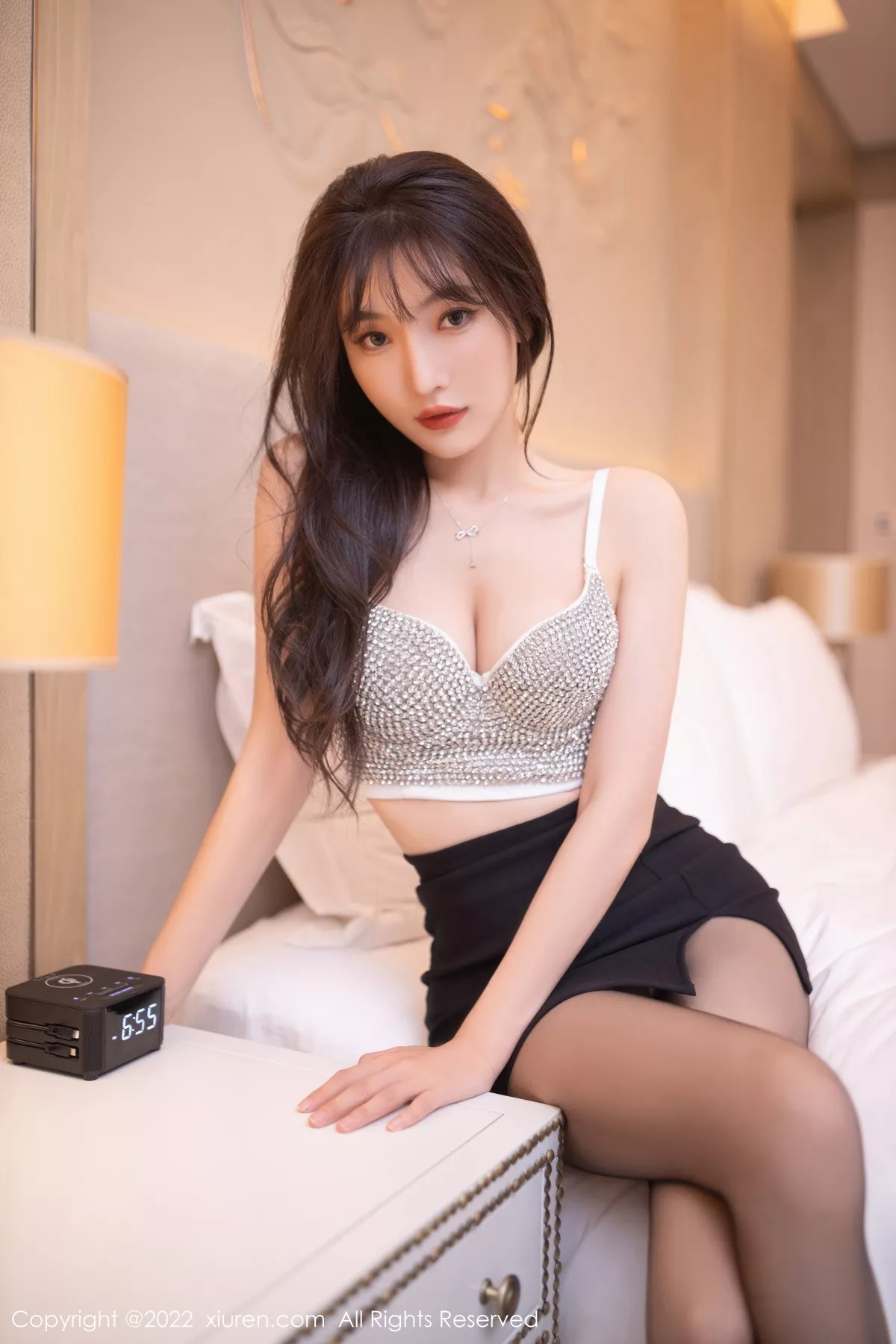 XiuRen第5940期_模特陆萱萱白色上衣配黑色短裙露性感镶砖内衣迷人诱惑写真78P
